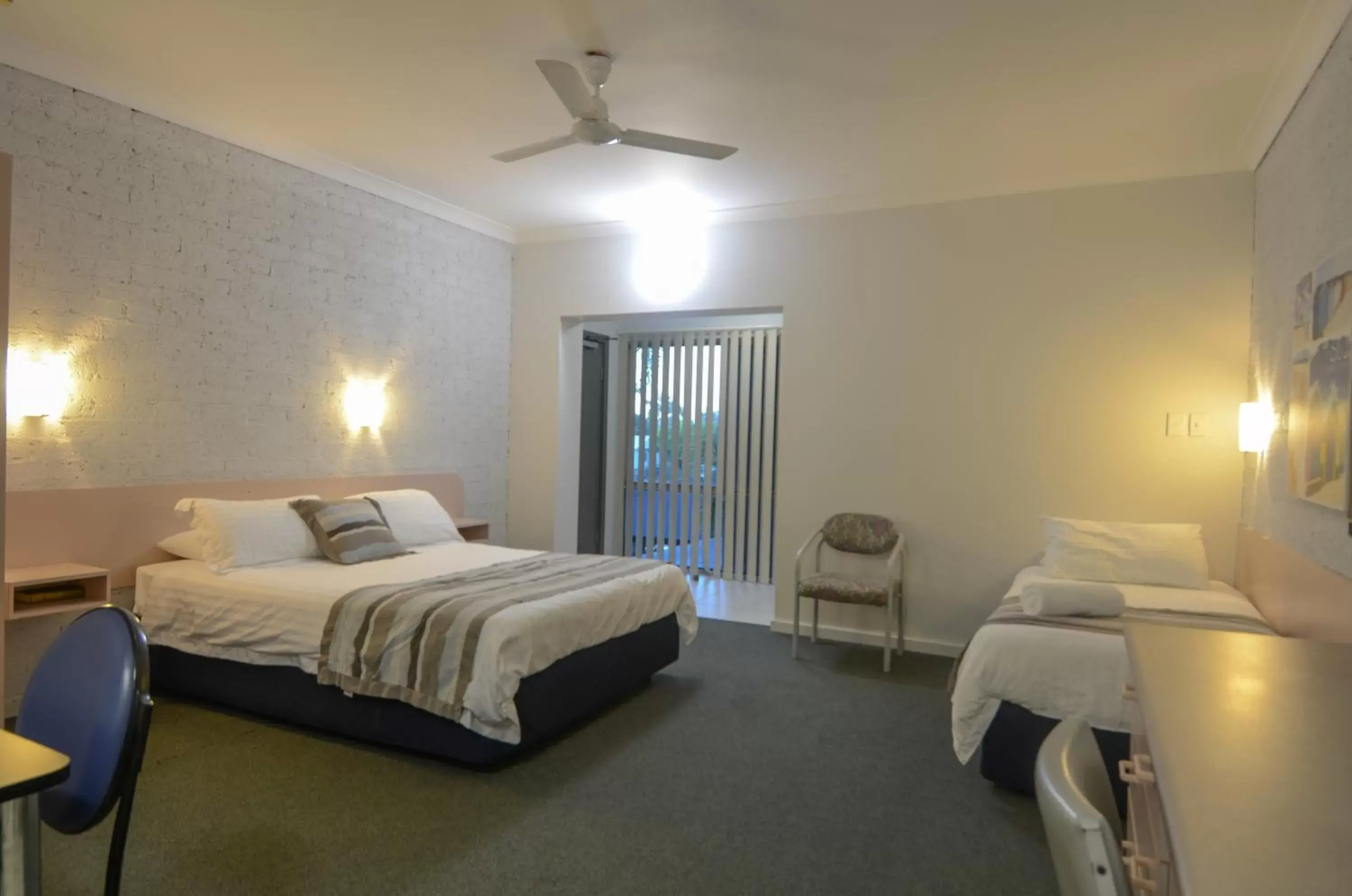 Bathroom, Bed in Moby Dick Waterfront Resort Motel