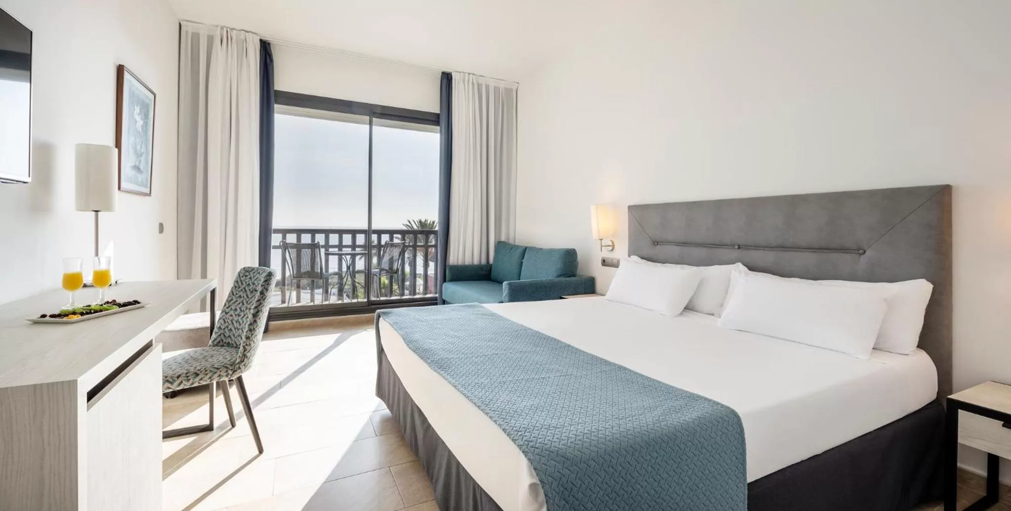 Photo of the whole room, Bed in Ilunion Calas de Conil