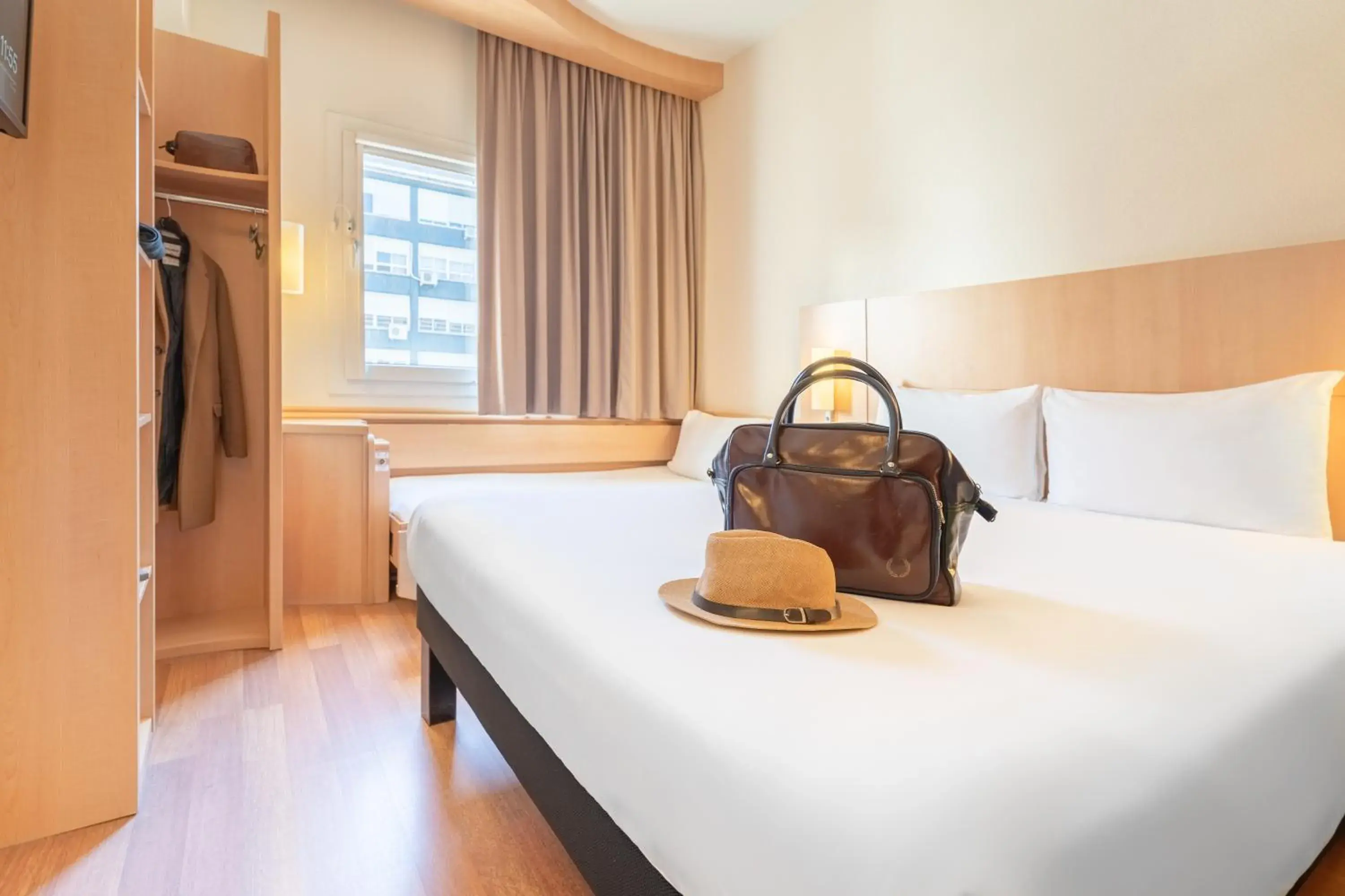 Bed in Ibis Madrid Calle Alcalá Bed in Ibis Madrid Calle Alcalá