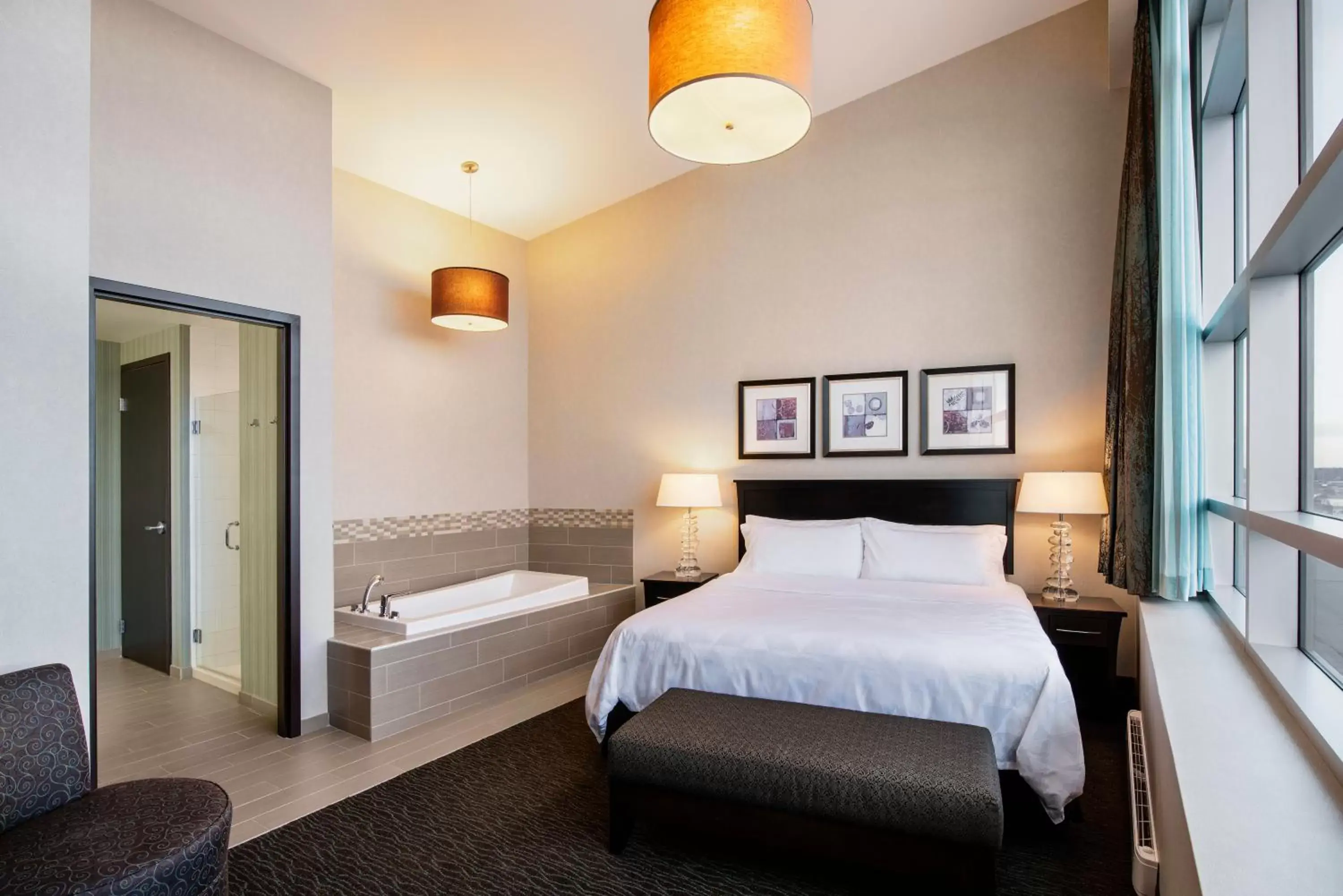 Bedroom, Bed in Holiday Inn Saskatoon Downtown, an IHG Hotel