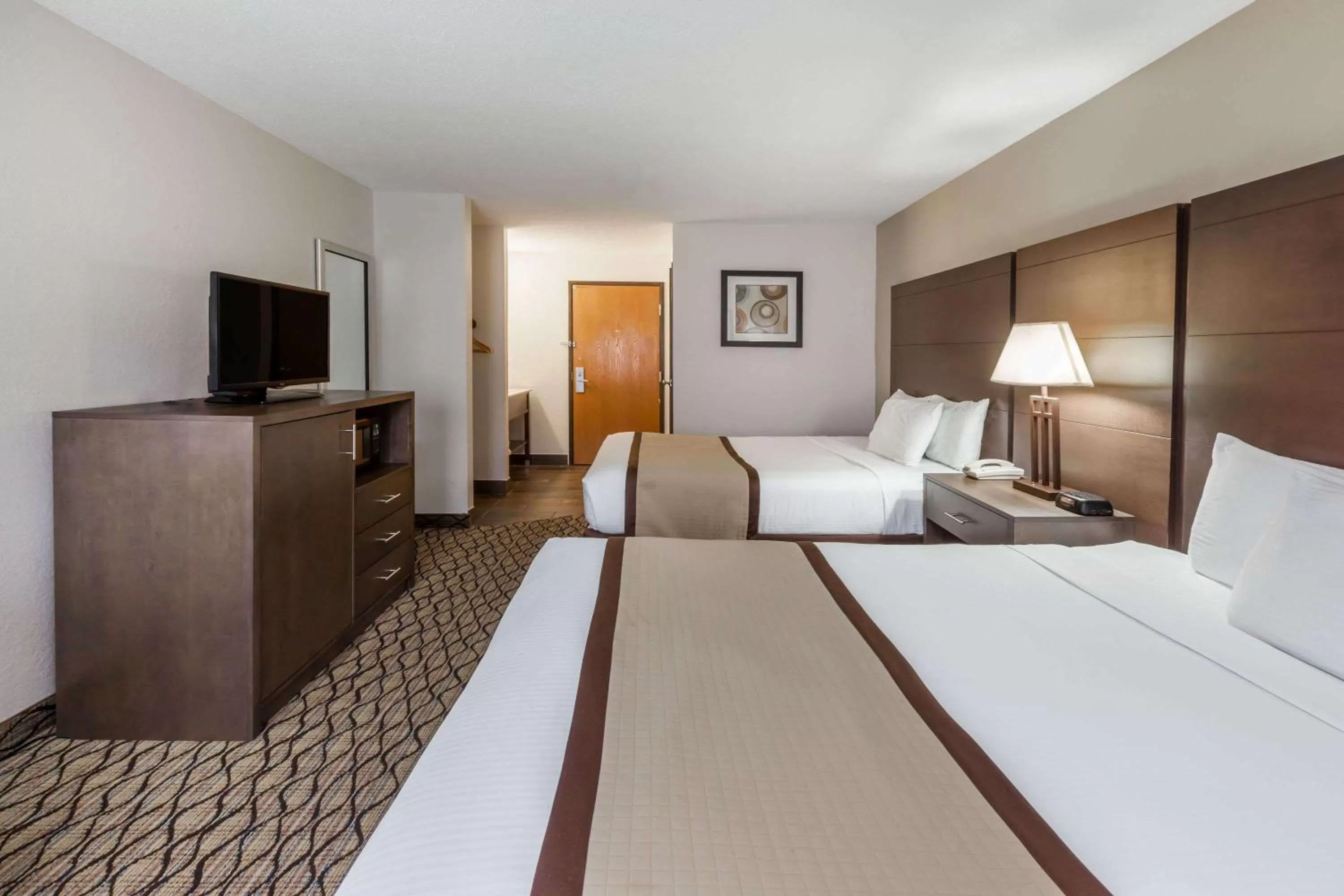 Photo of the whole room, Bed in Baymont by Wyndham Auburn