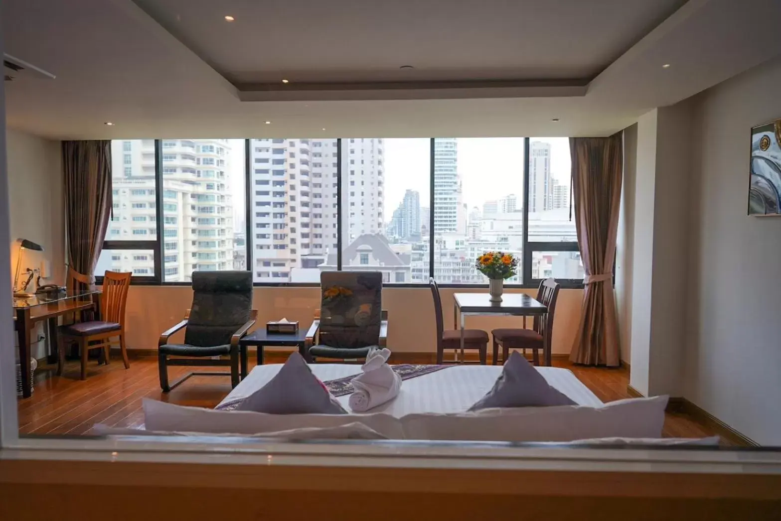 Bed, Restaurant/Places to Eat in Hotel Mermaid Bangkok