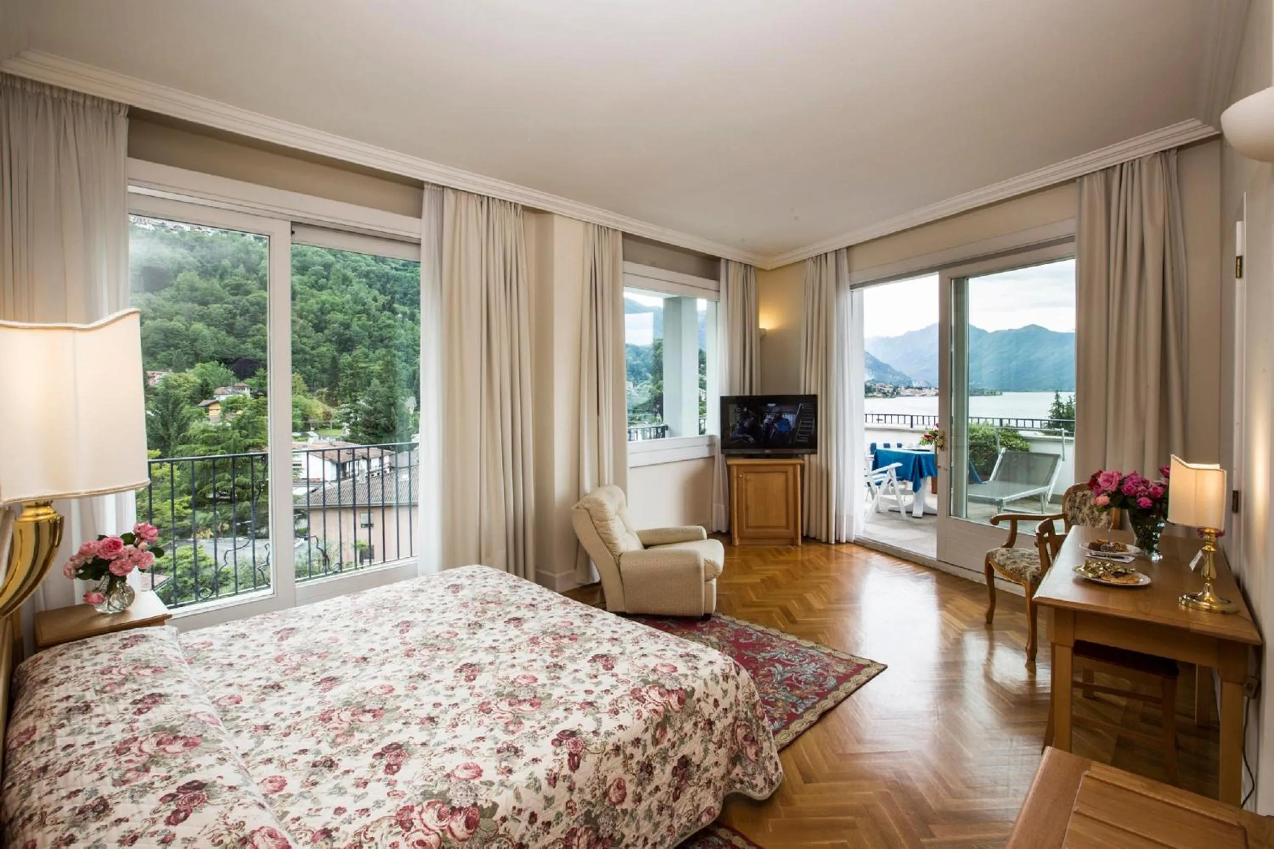 Bedroom, Bed in Hotel Royal