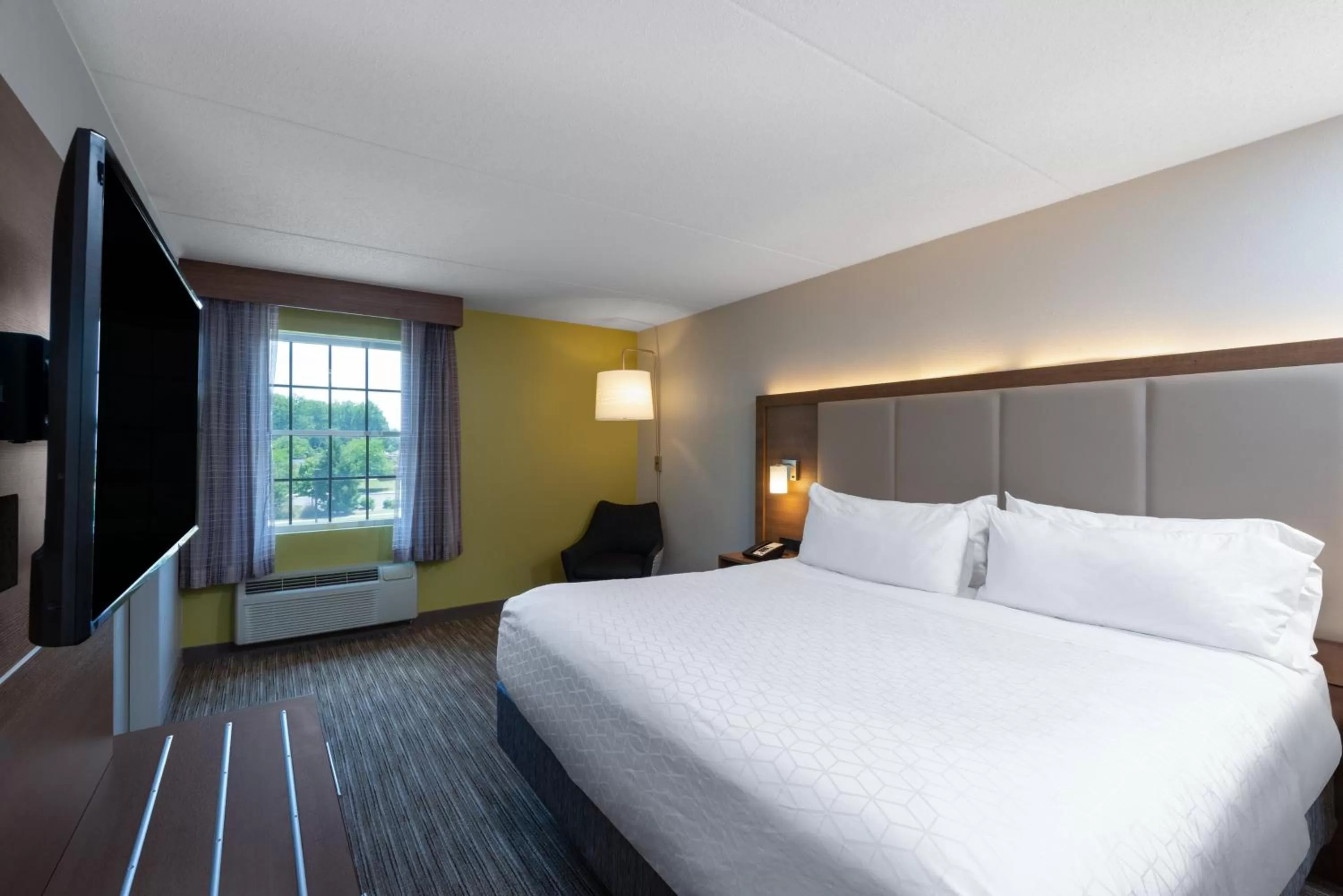 Photo of the whole room, Bed in Holiday Inn Express State College at Williamsburg Square by IHG