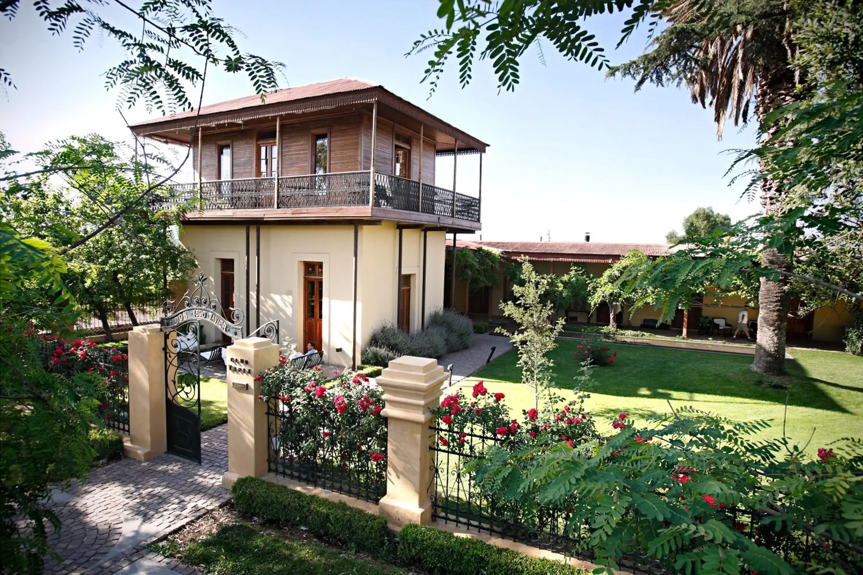 Facade/entrance, Property Building in Club Tapiz