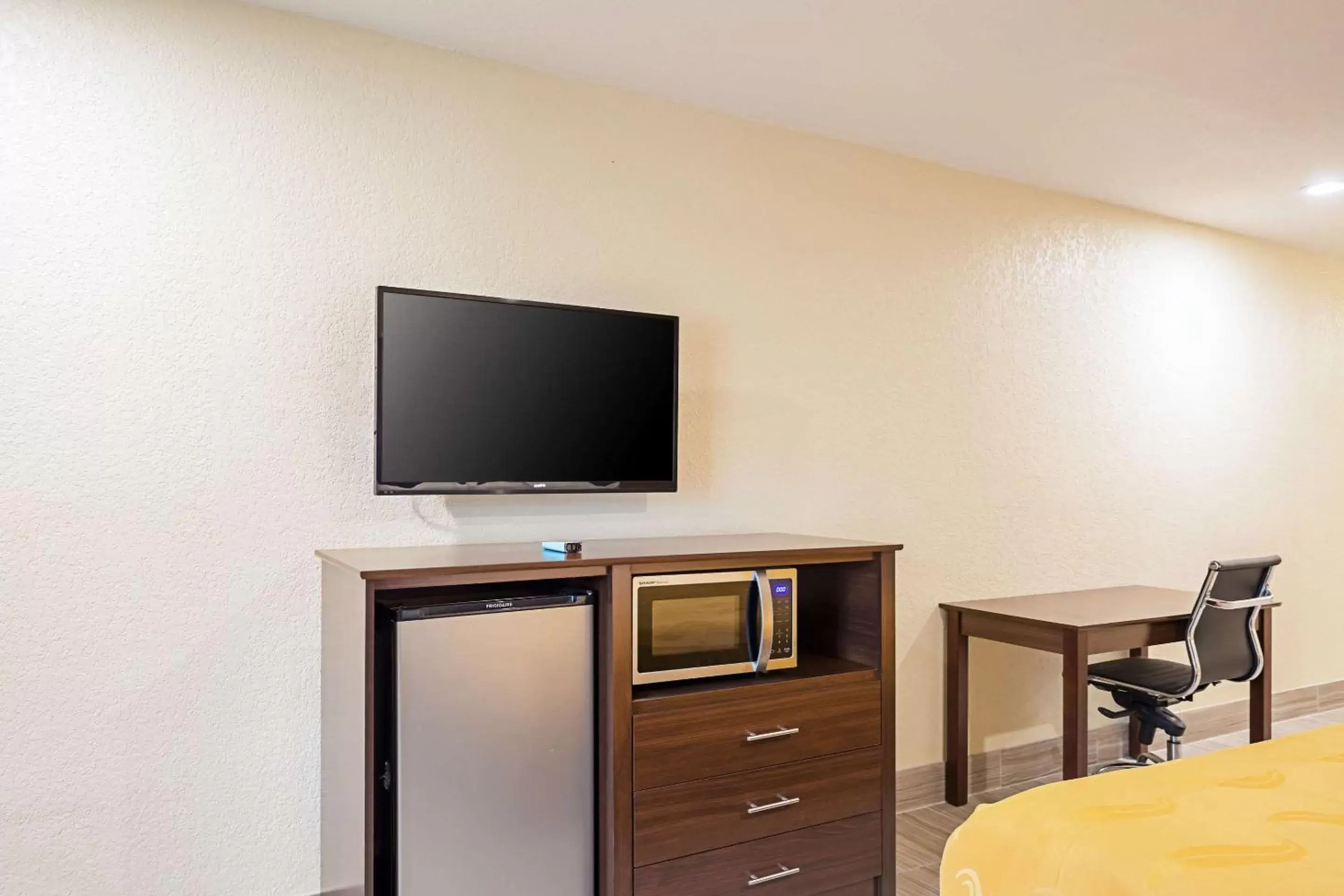 Photo of the whole room, TV/Entertainment Center in Quality Inn Rockport on Aransas Bay