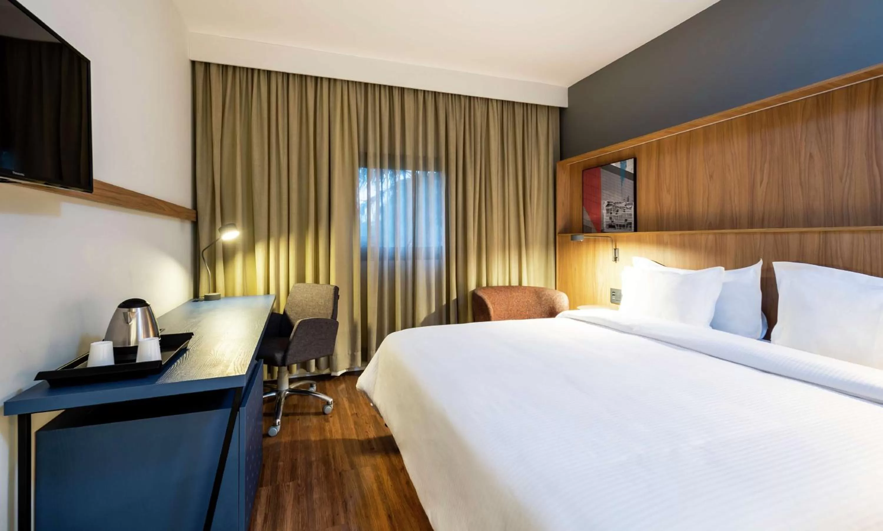 Bedroom, Bed in Hampton by Hilton Guarulhos Airport