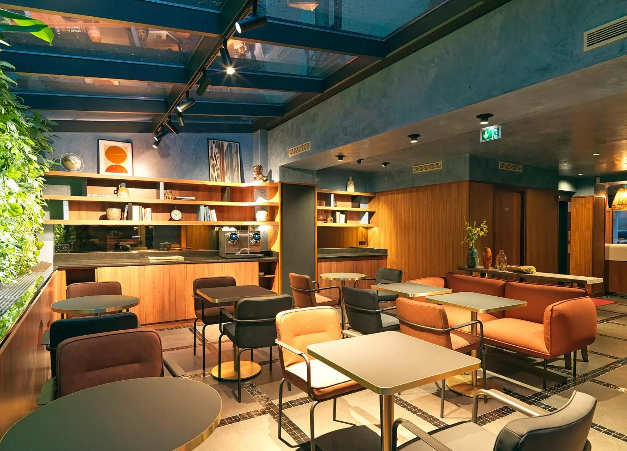 Restaurant/places to eat in Le Katorze Hôtel