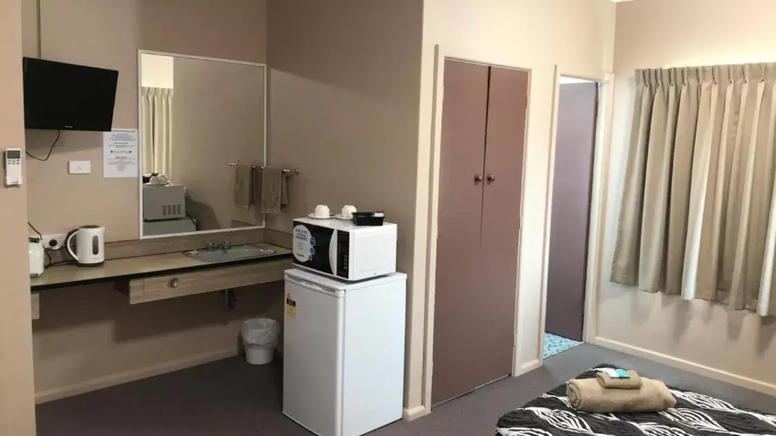 Kitchen/Kitchenette in Aquatic Motor Inn