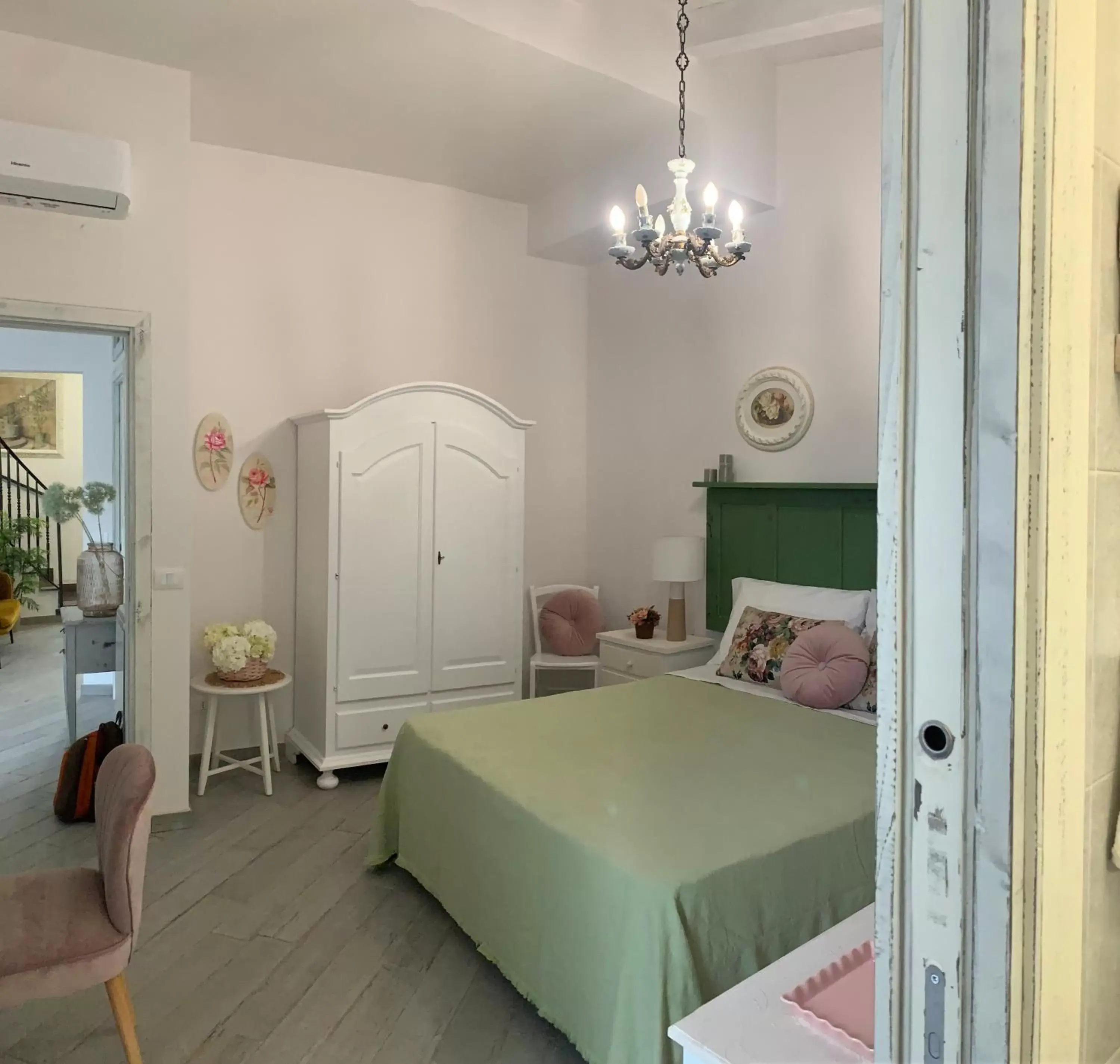 Bedroom, Bed in Il Fiore Bianco