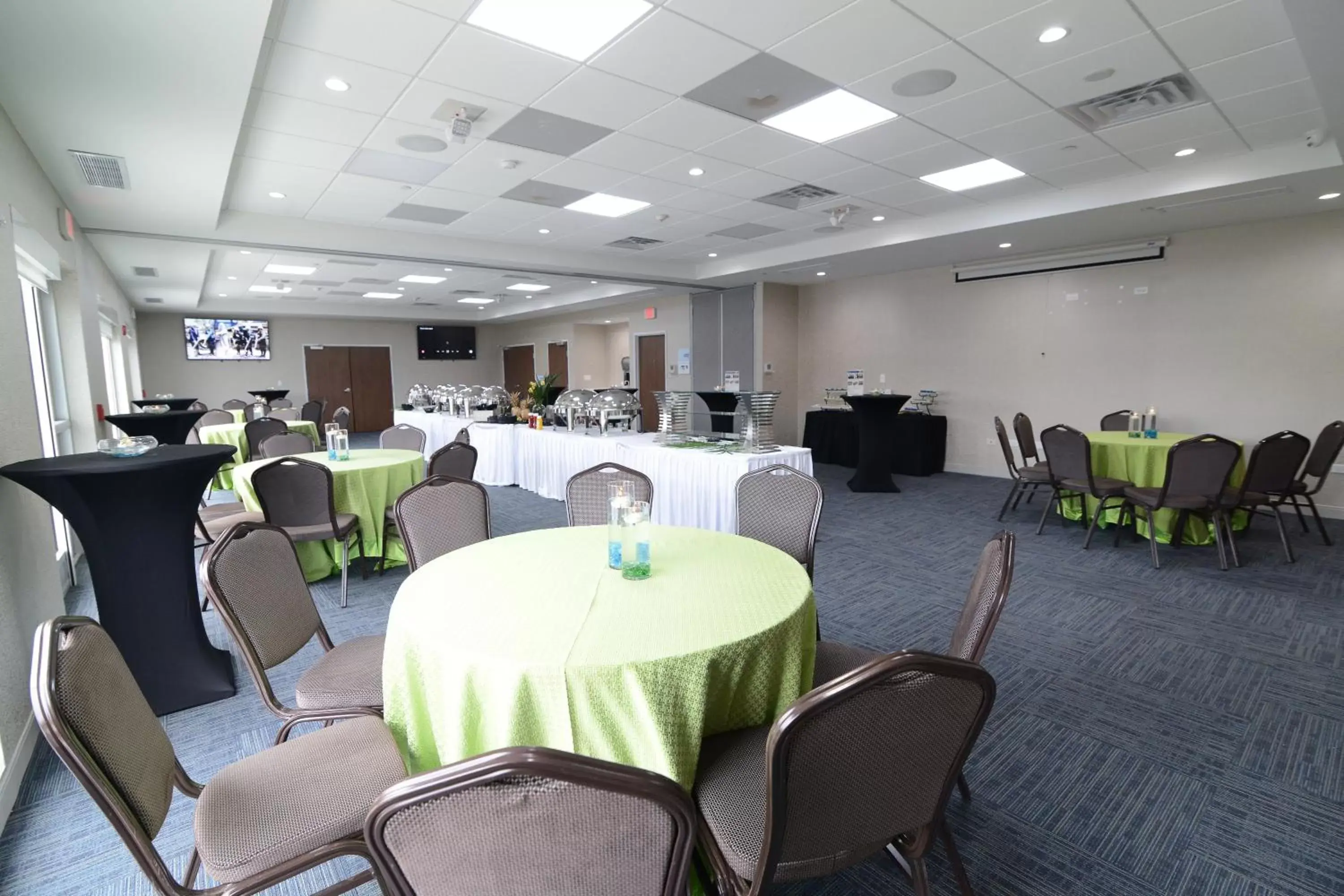 Meeting/conference room, Restaurant/Places to Eat in Holiday Inn Express & Suites Chicago North Shore - Niles, an IHG Hotel