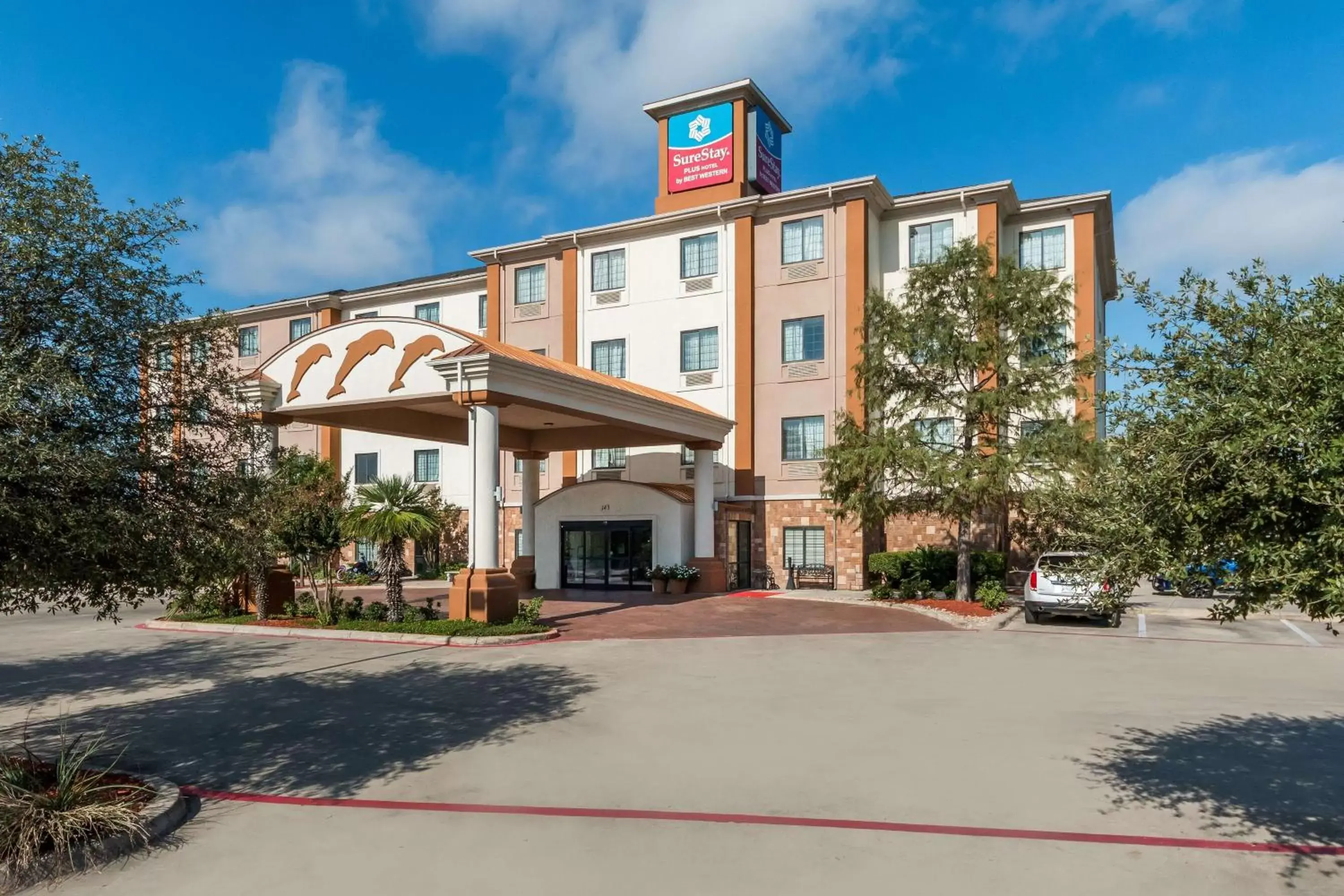 Property Building in SureStay Plus Hotel by Best Western Near SeaWorld San Antonio