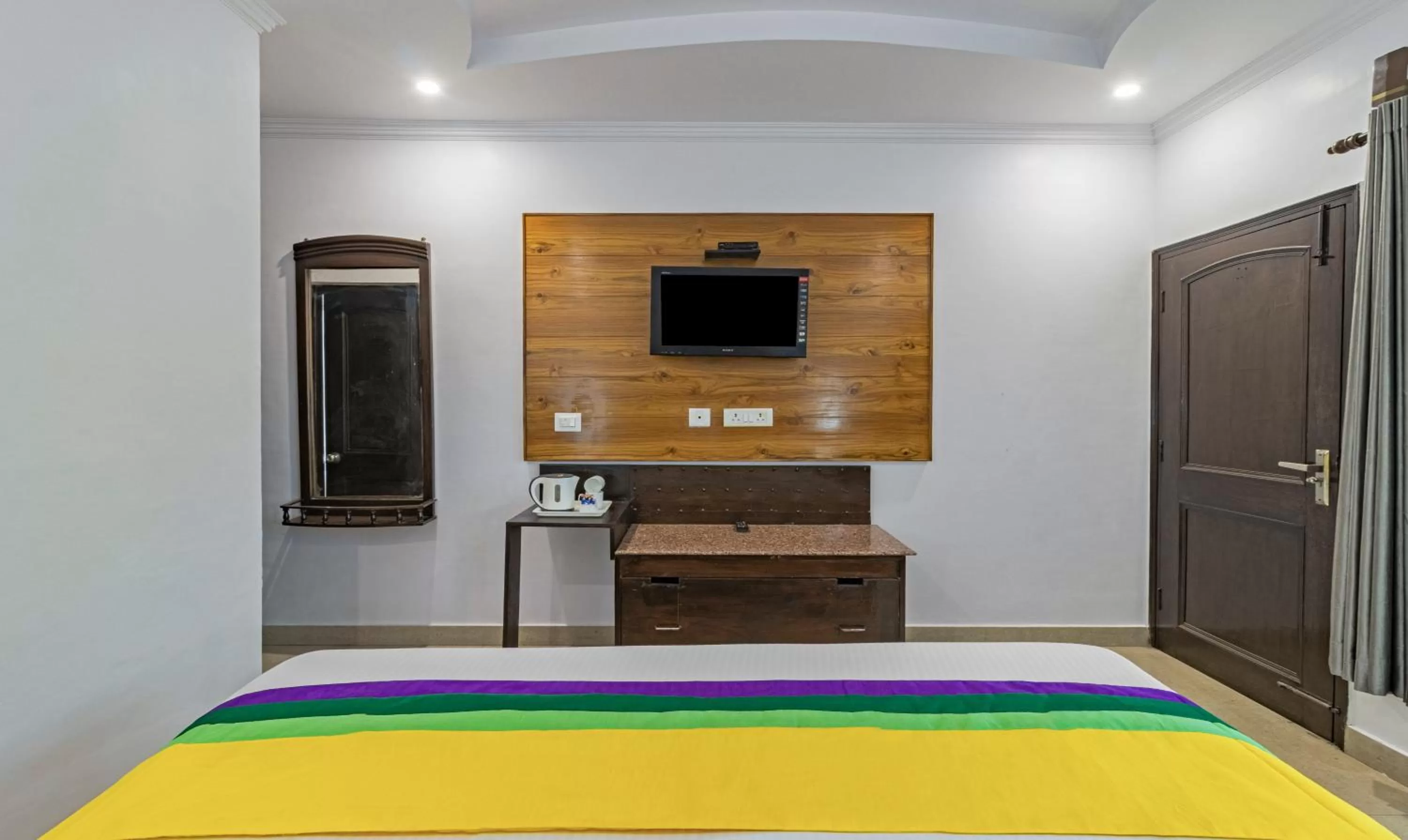 TV and multimedia, Bed in Itsy Hotels Peak View, 300 Mts From Mall Road