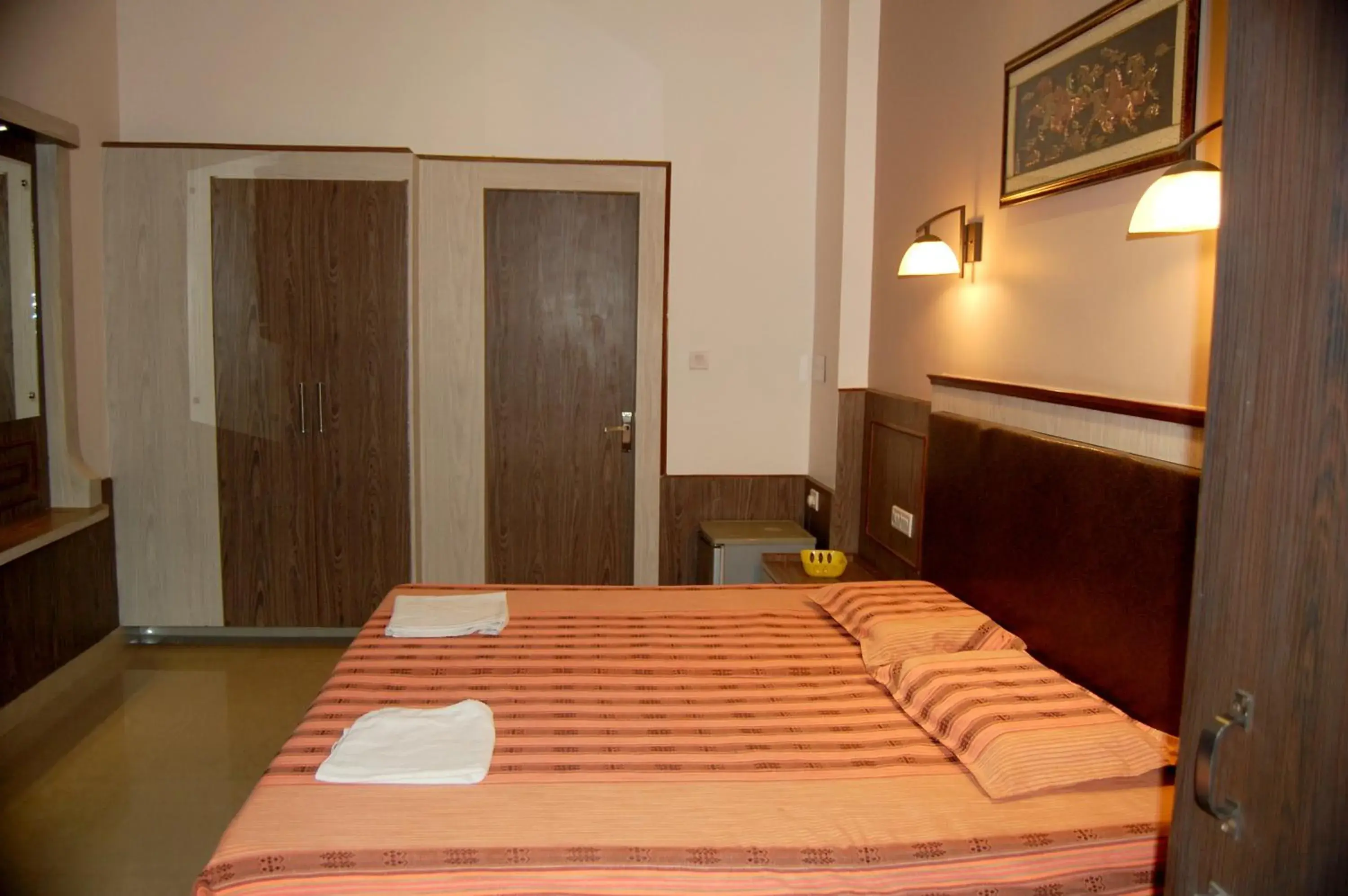 Bed in HOTEL SIDHARTHA (600 meters from Taj Mahal)