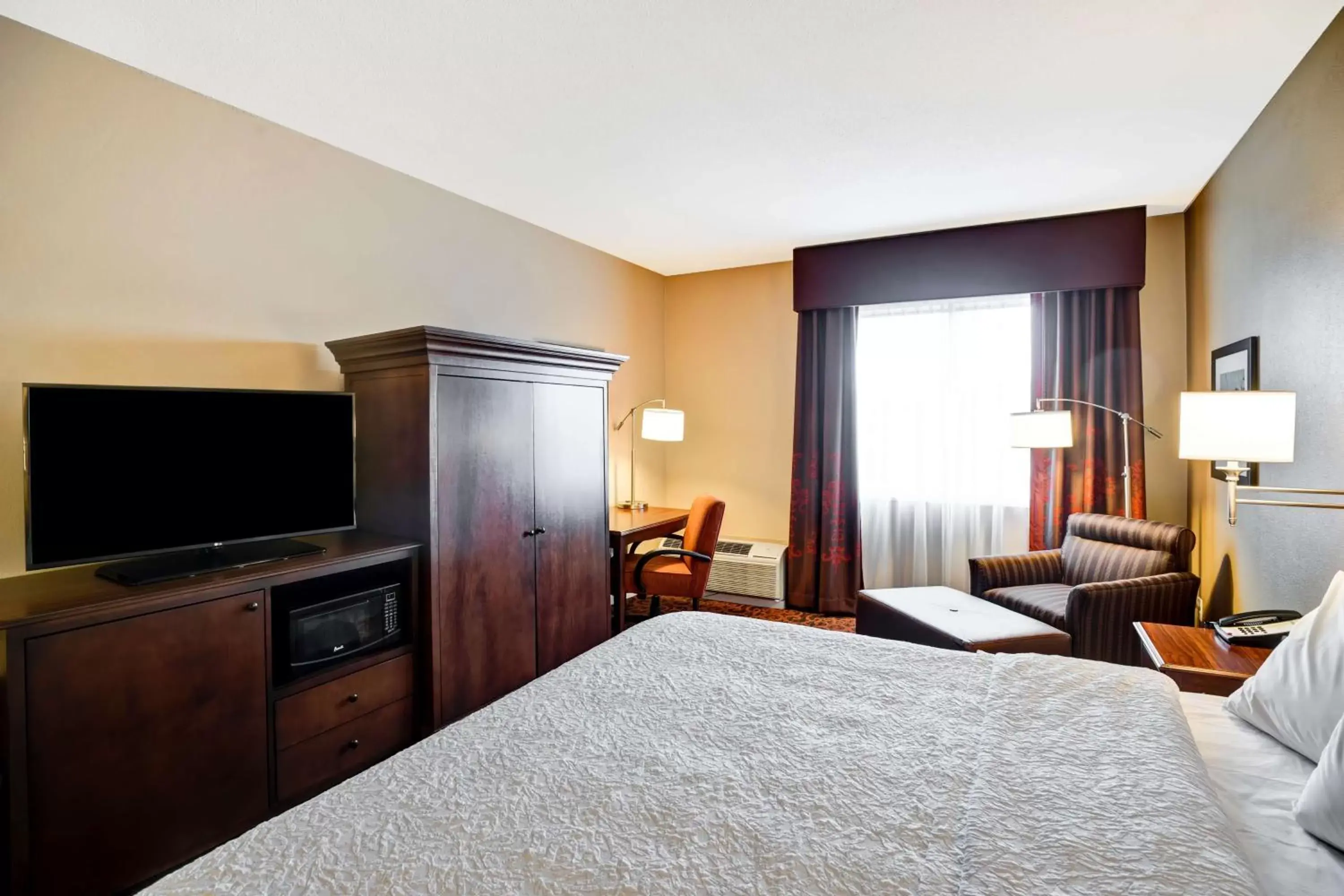 Bedroom, Bed in Hampton Inn Baltimore/Glen Burnie