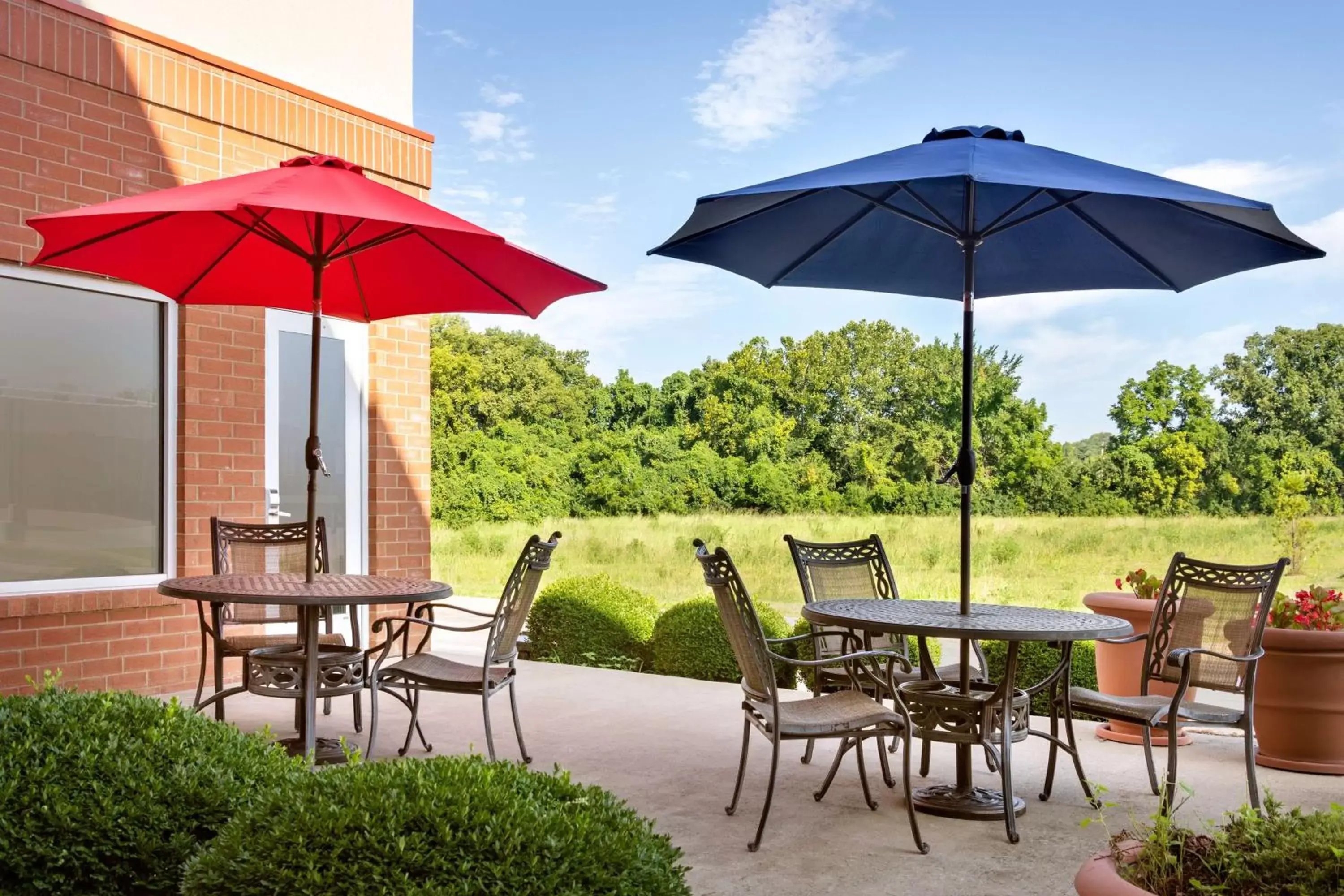 Patio in Hampton Inn St. Louis-Columbia