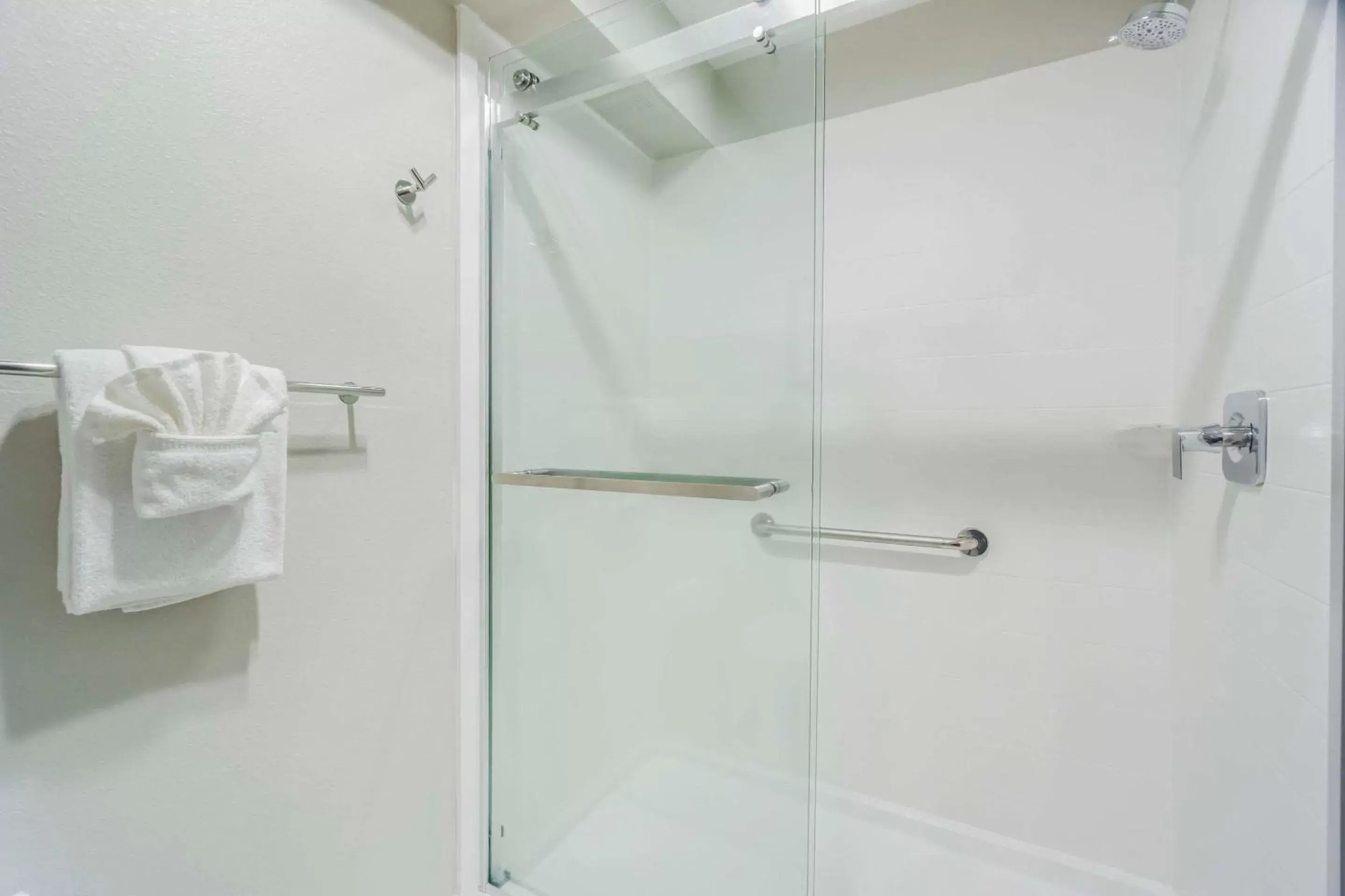 Shower, Bathroom in Comfort Inn & Suites Pacific – Auburn