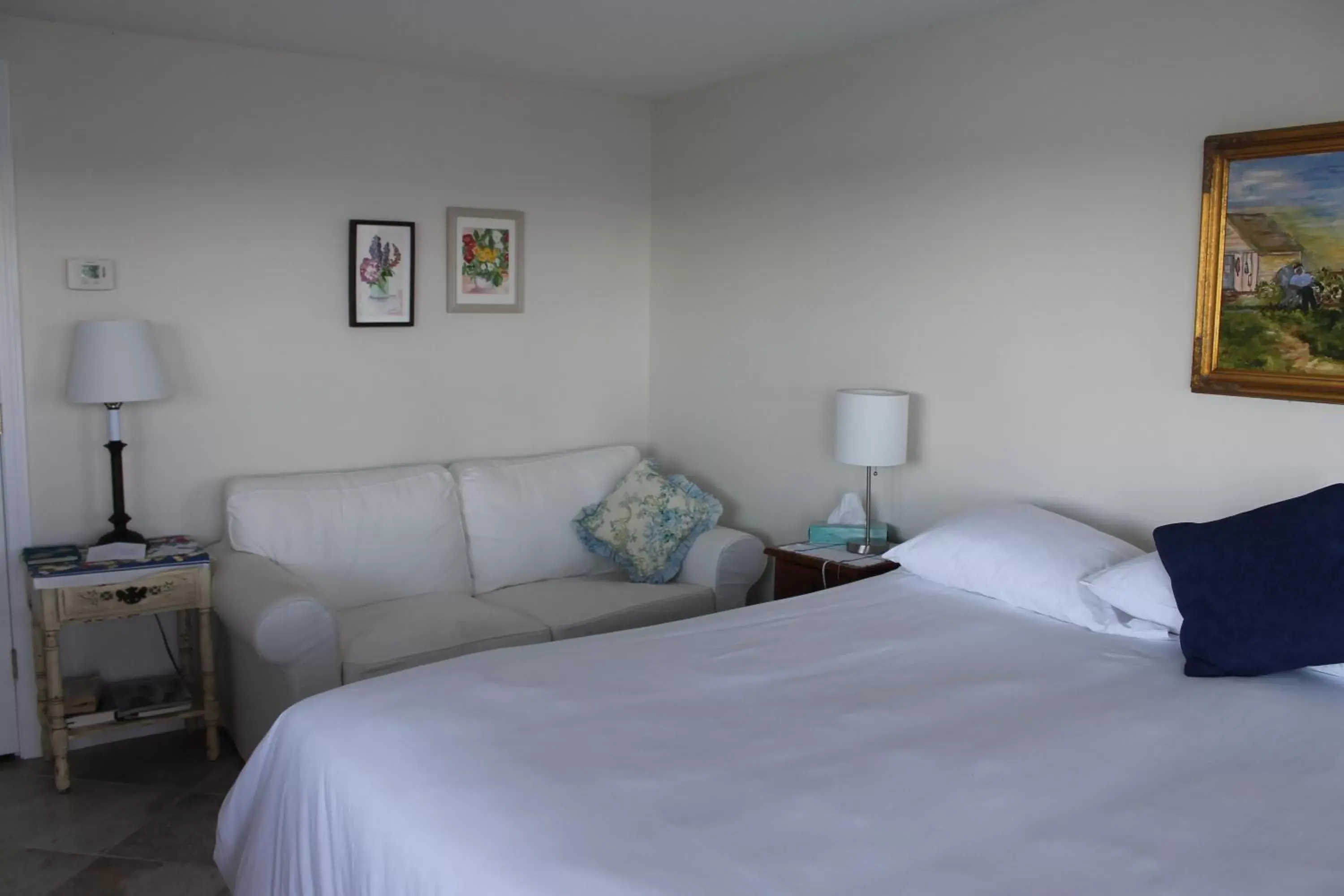 Photo of the whole room, Bed in The Inn on the Wharf