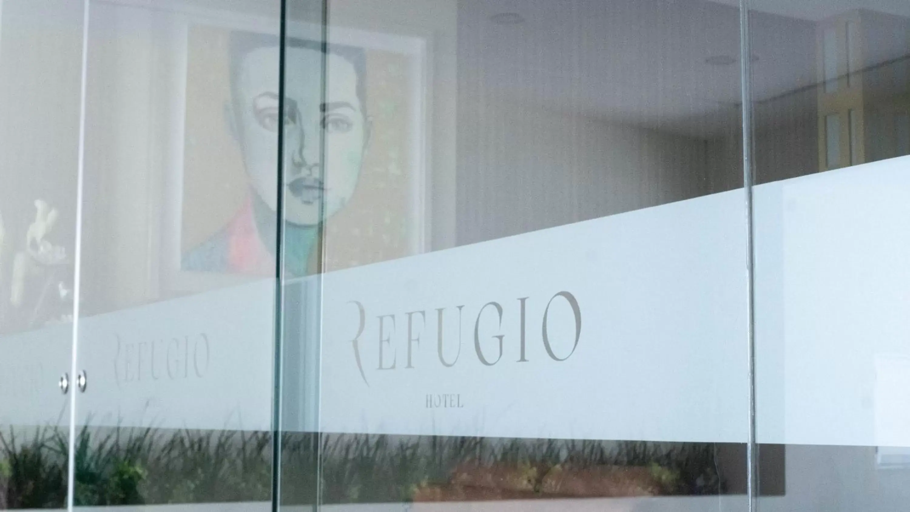 Text overlay in Hotel Refugio