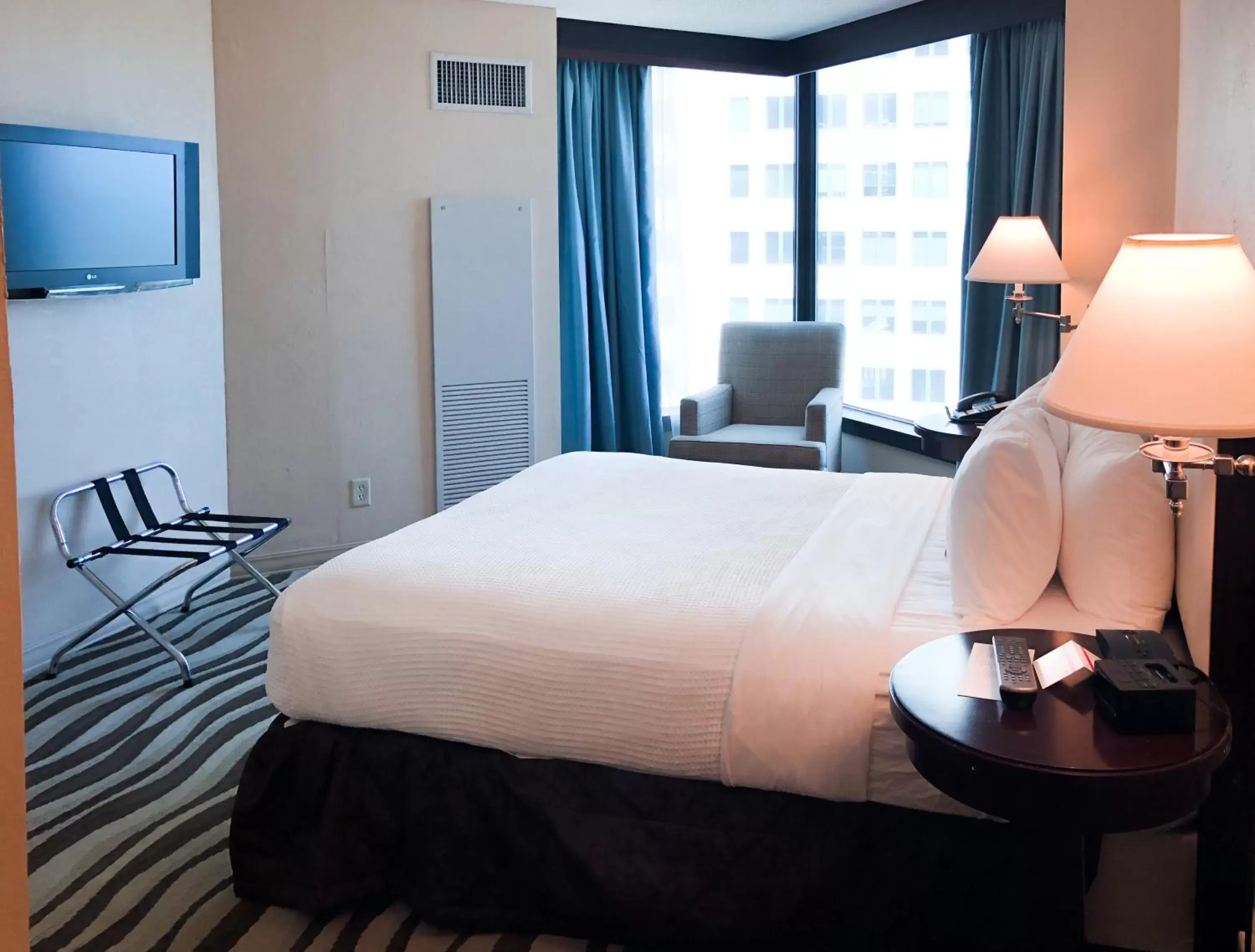 Bedroom, Bed in Fort Pontchartrain Detroit, a Wyndham Hotel