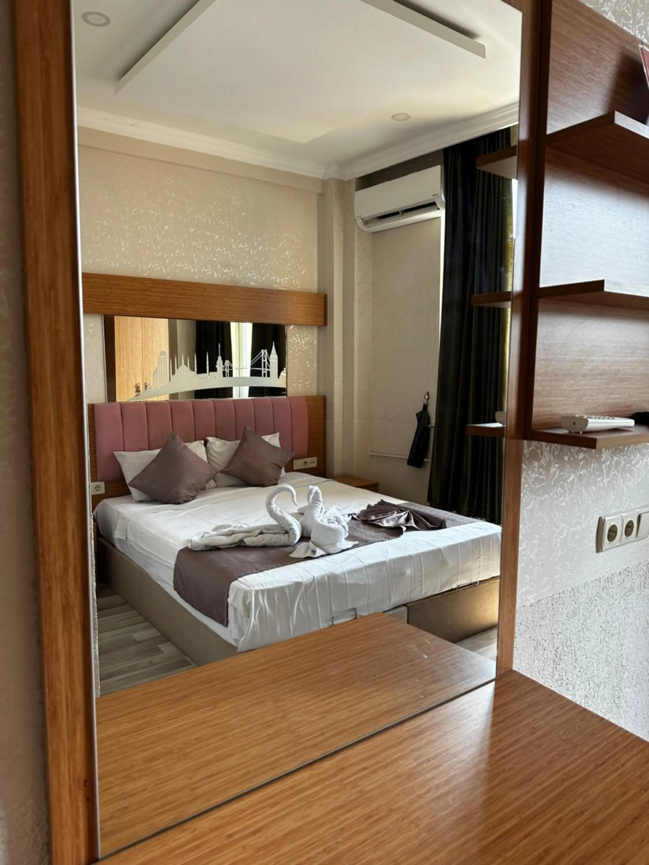 Photo of the whole room, Bed in Divas Silver