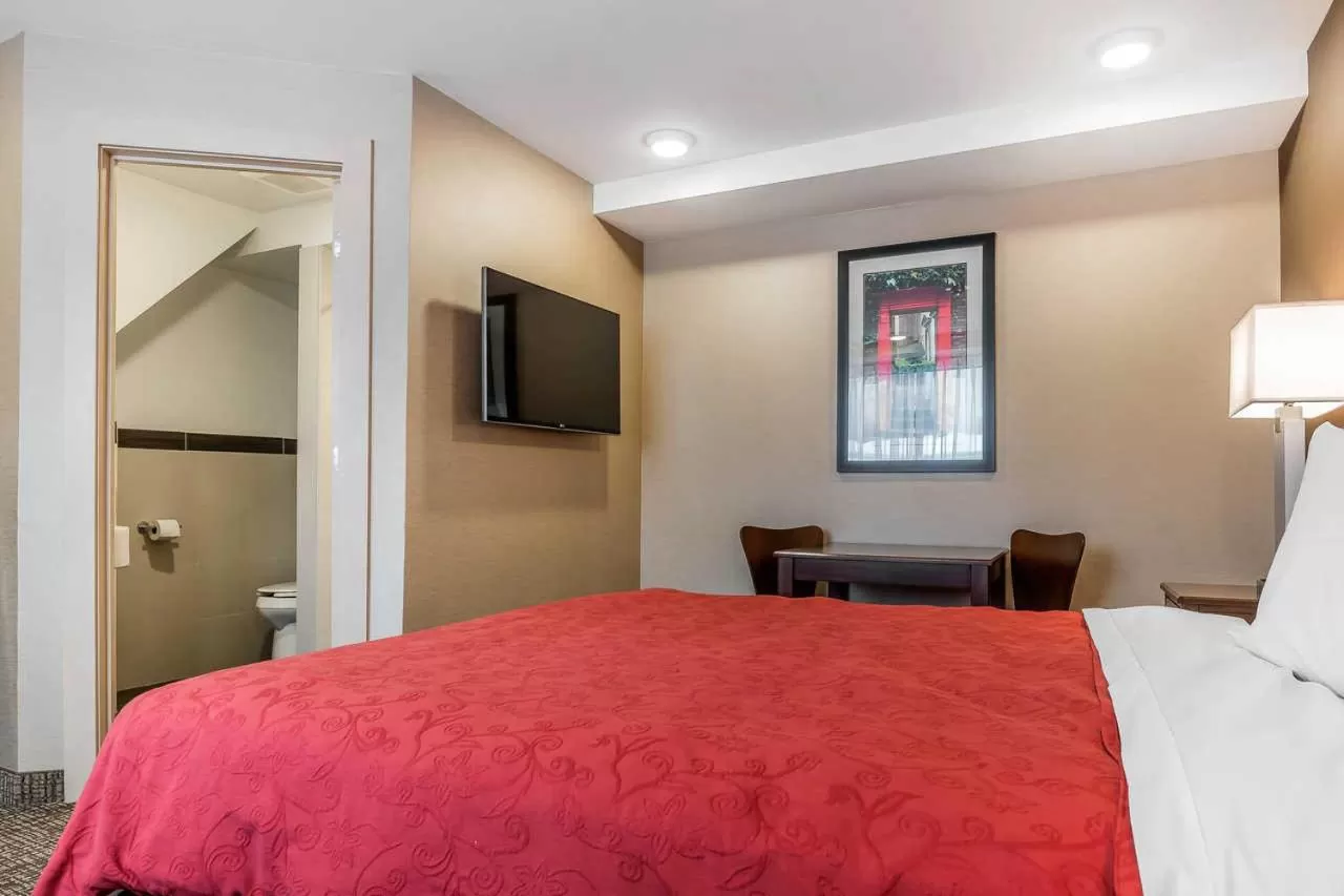 Bedroom, Bed in Rodeway Inn Chicago/Evanston