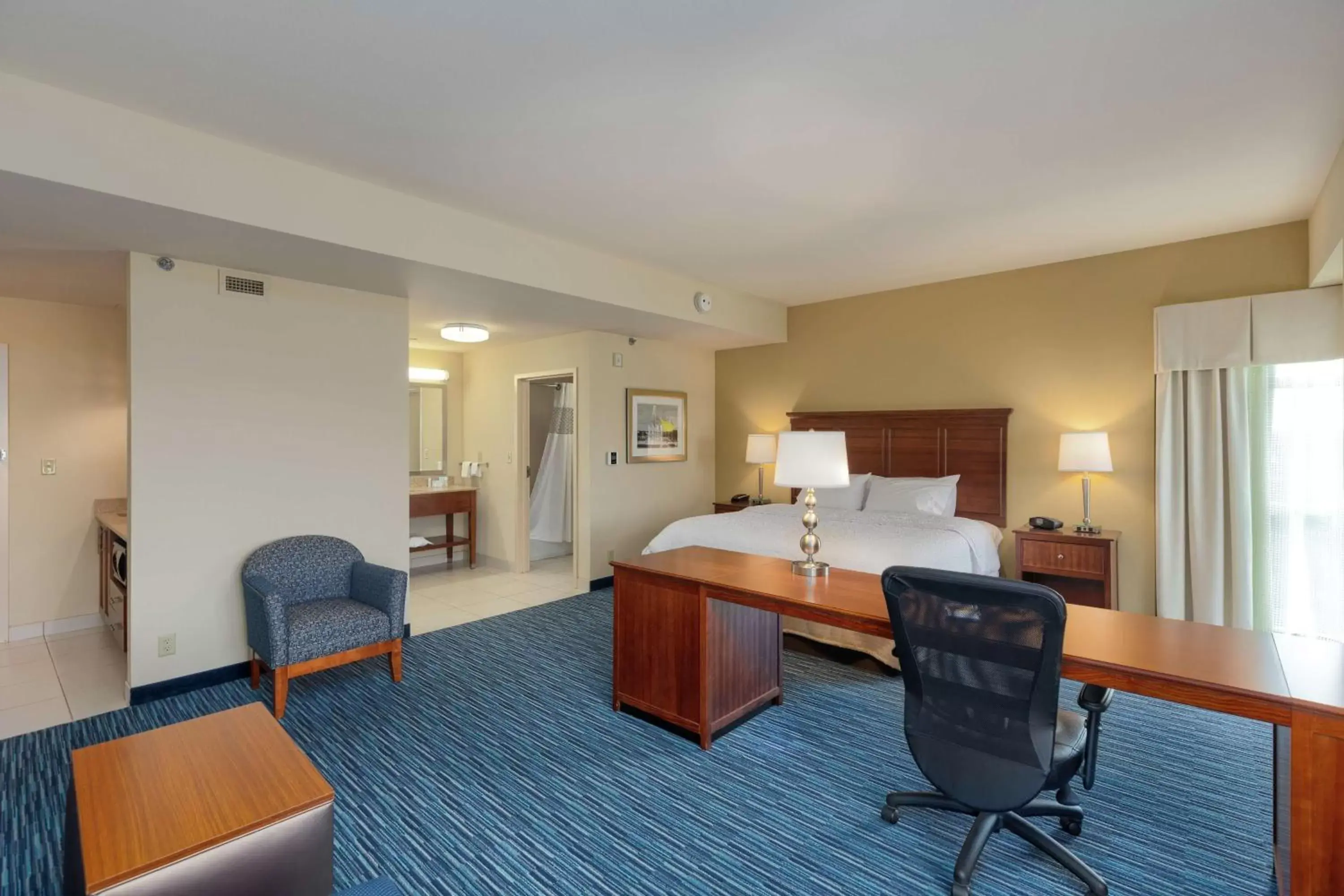 Bedroom in Hampton Inn & Suites Owensboro Downtown Waterfront