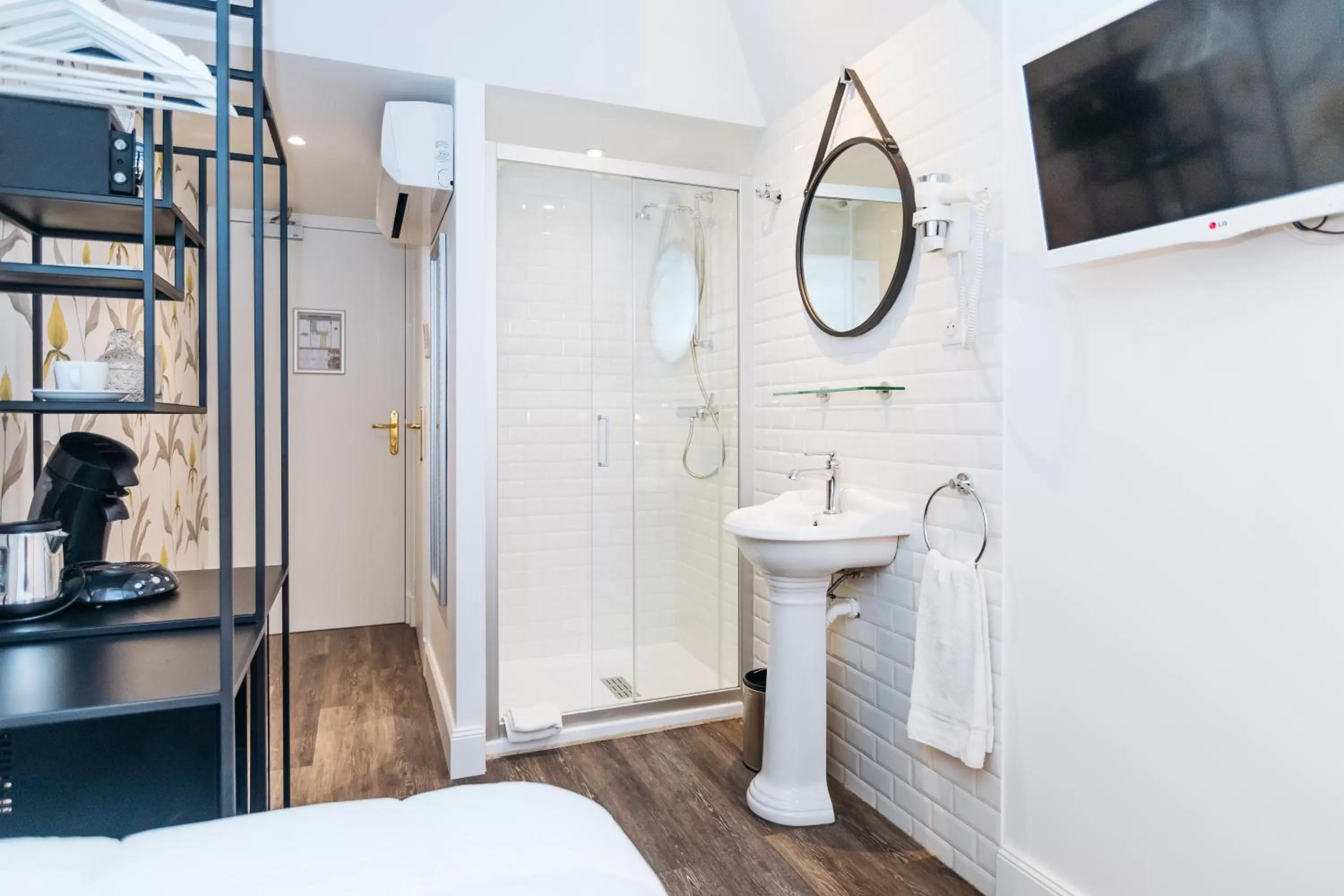 Photo of the whole room, Bed in Arome Hôtel