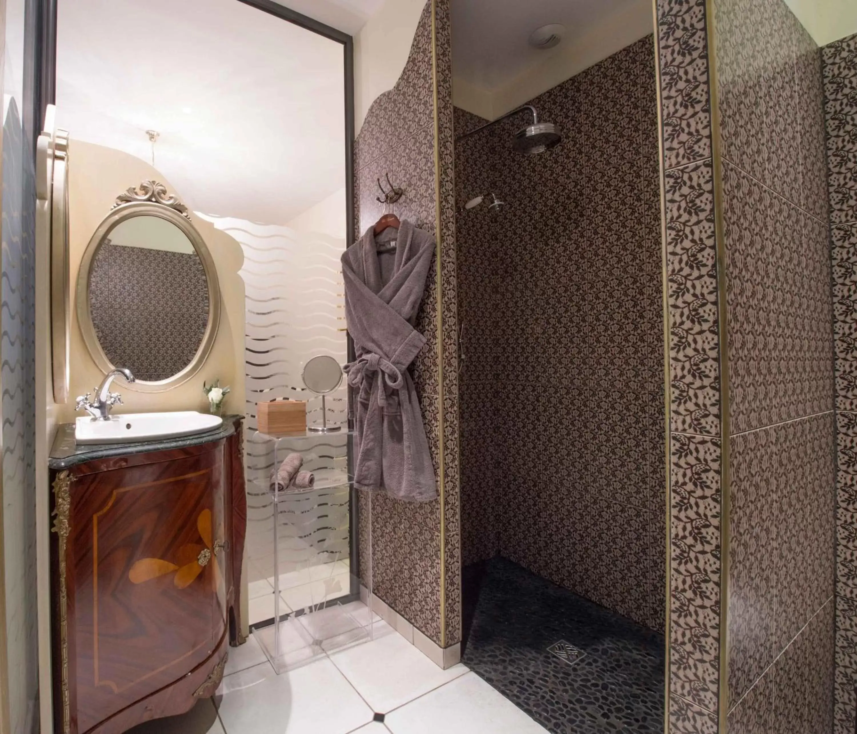 Shower, Bathroom in Le Mascaret - Restaurant Hotel Spa