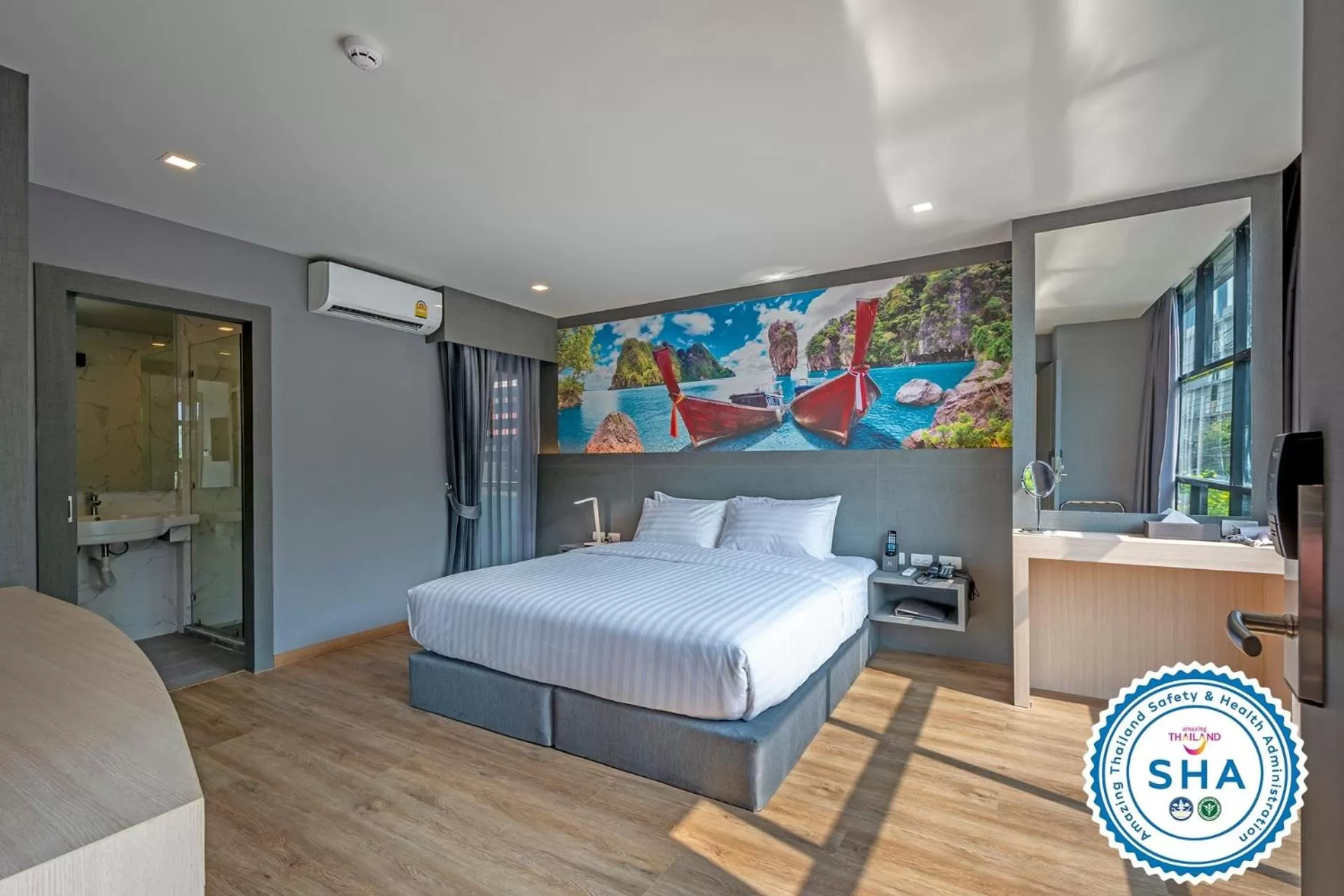 Photo of the whole room, Bed in Hyde Park Hotel Bangkok