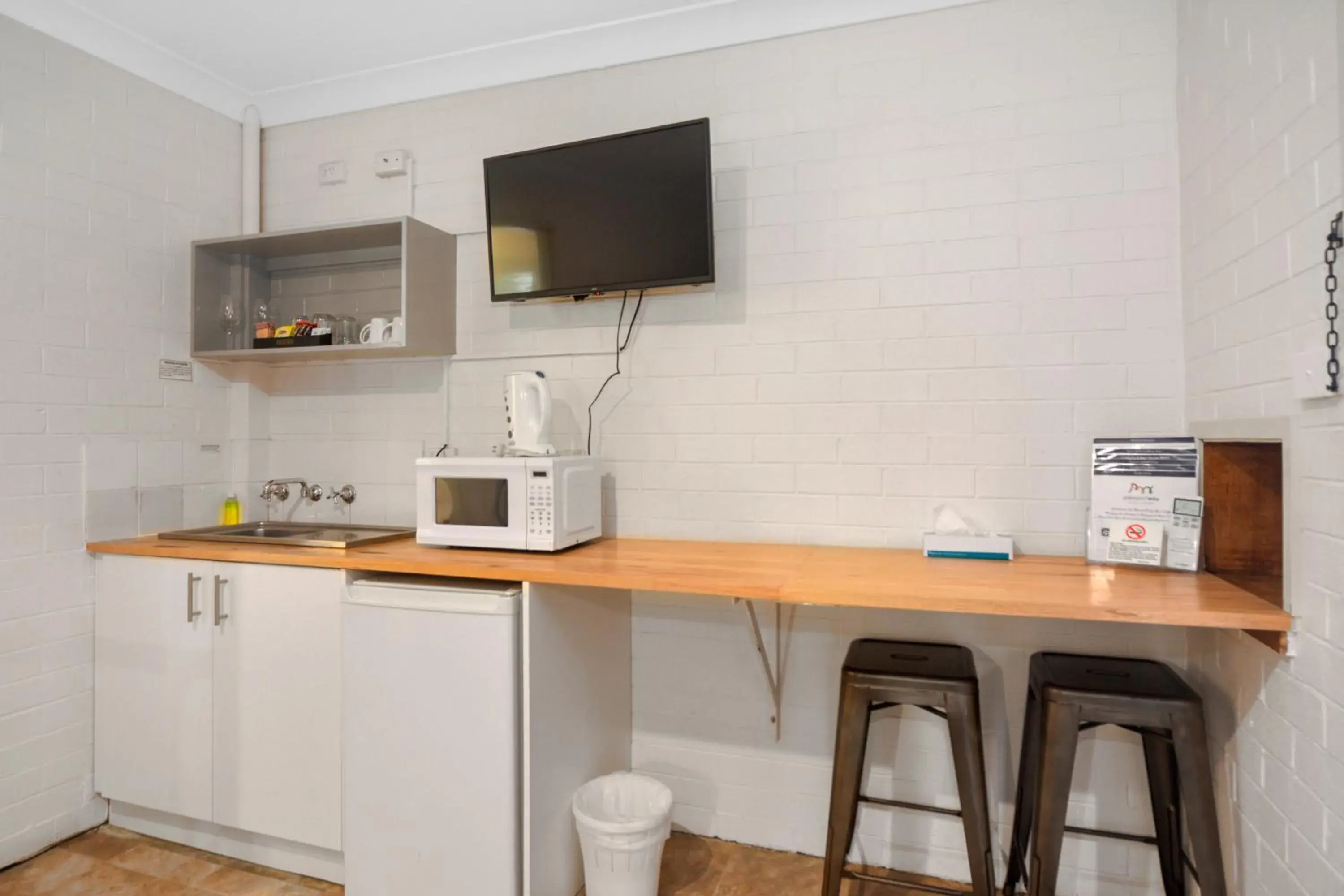 Kitchen/Kitchenette in Pleasant Way River Lodge