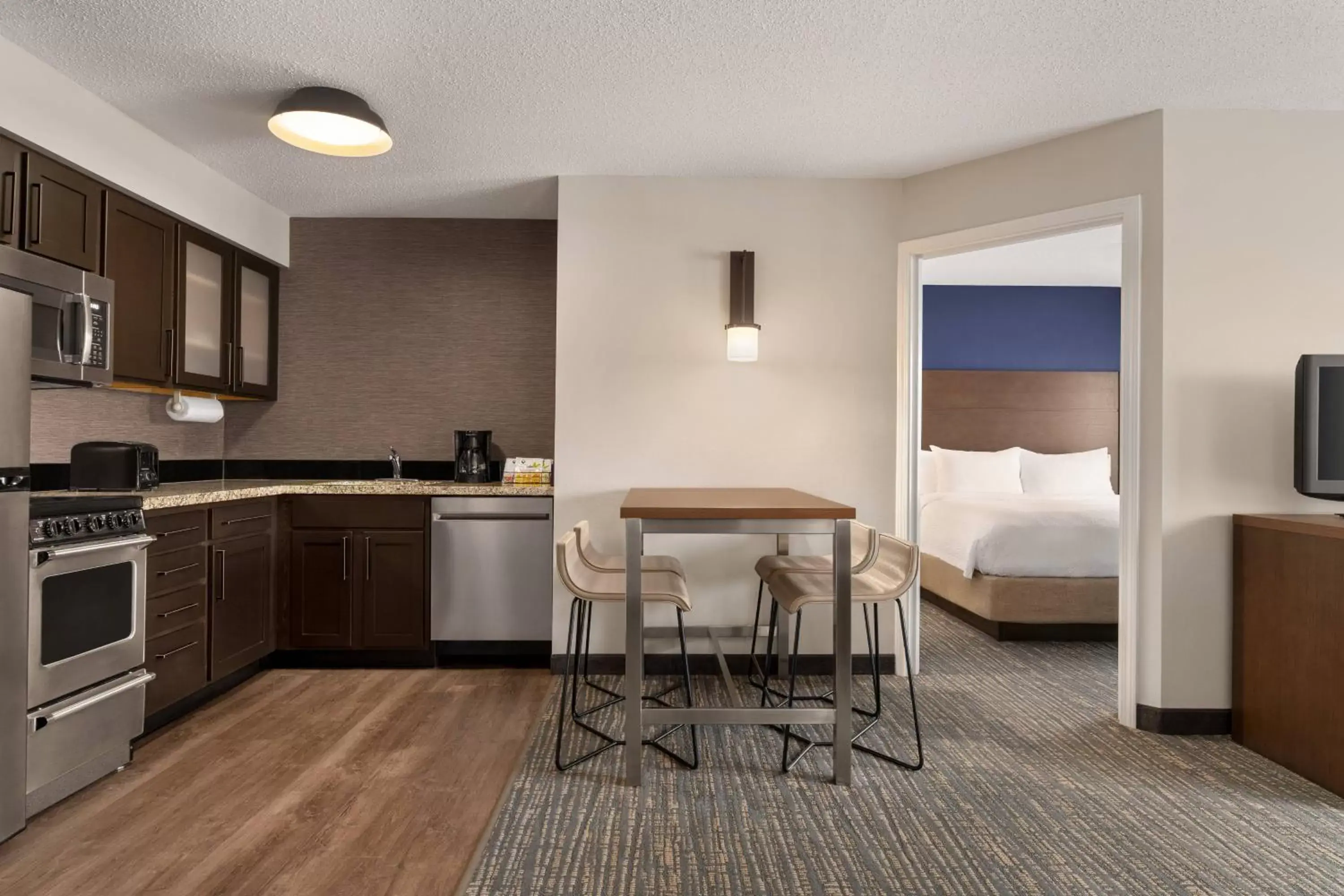 Bedroom, Kitchen/Kitchenette in Residence Inn by Marriott Philadelphia West Chester/Exton