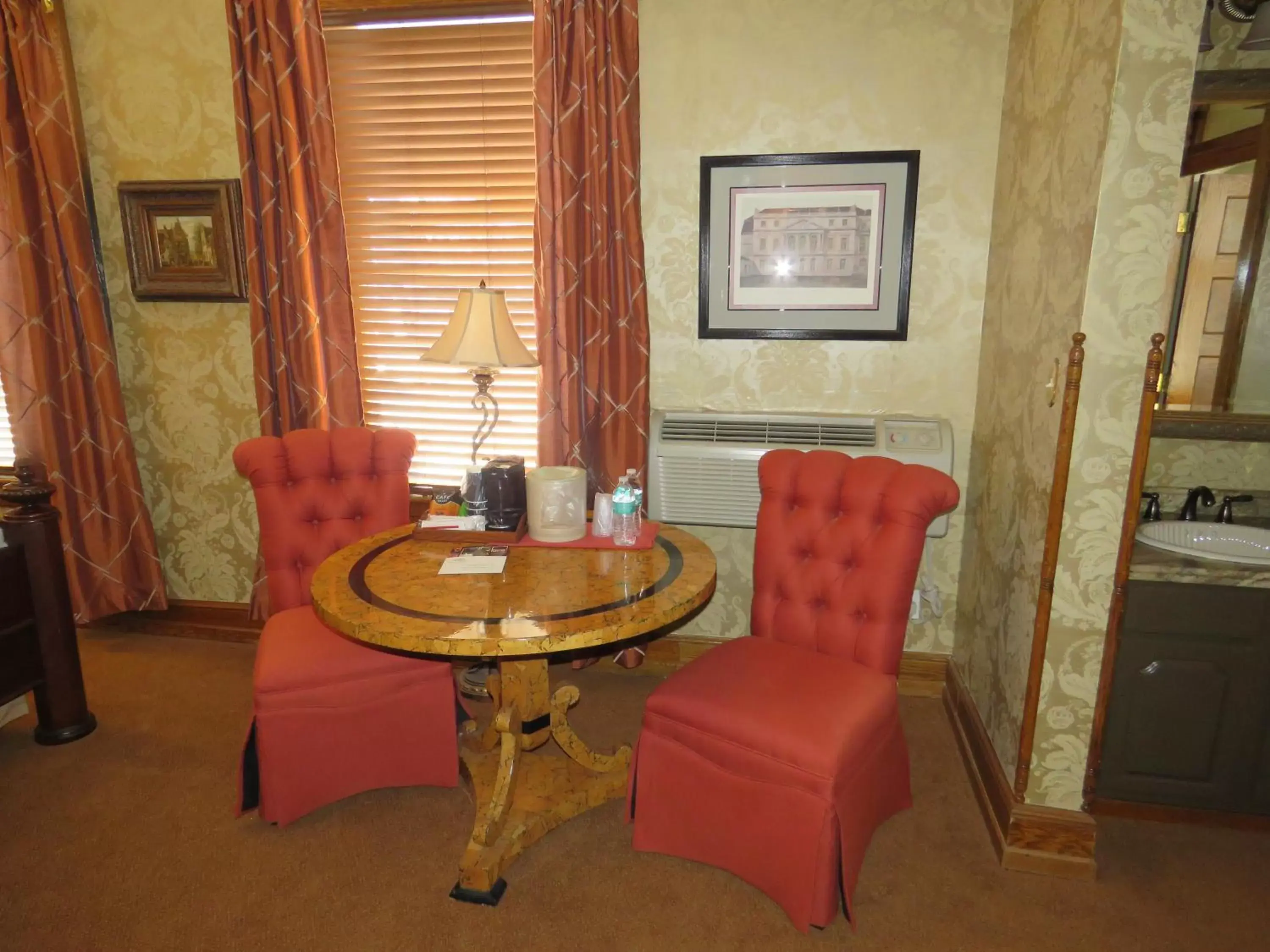 Seating Area in Altland House Inn & Suites