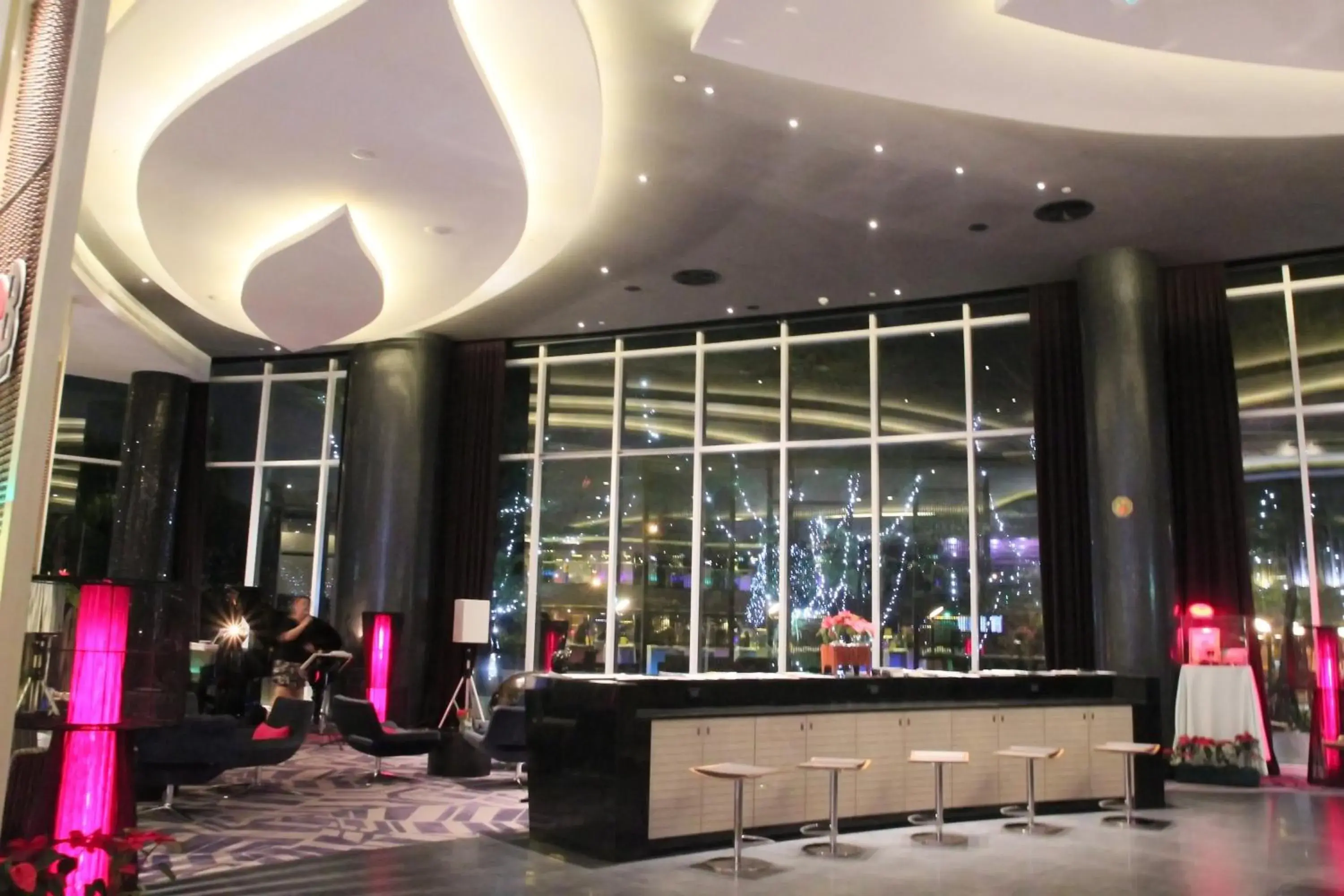 Lounge or bar in Amaranth Suvarnabhumi Hotel - Free Suvarnabhumi Airport Shuttle Lounge or bar in Amaranth Suvarnabhumi Hotel - Free Suvarnabhumi Airport Shuttle