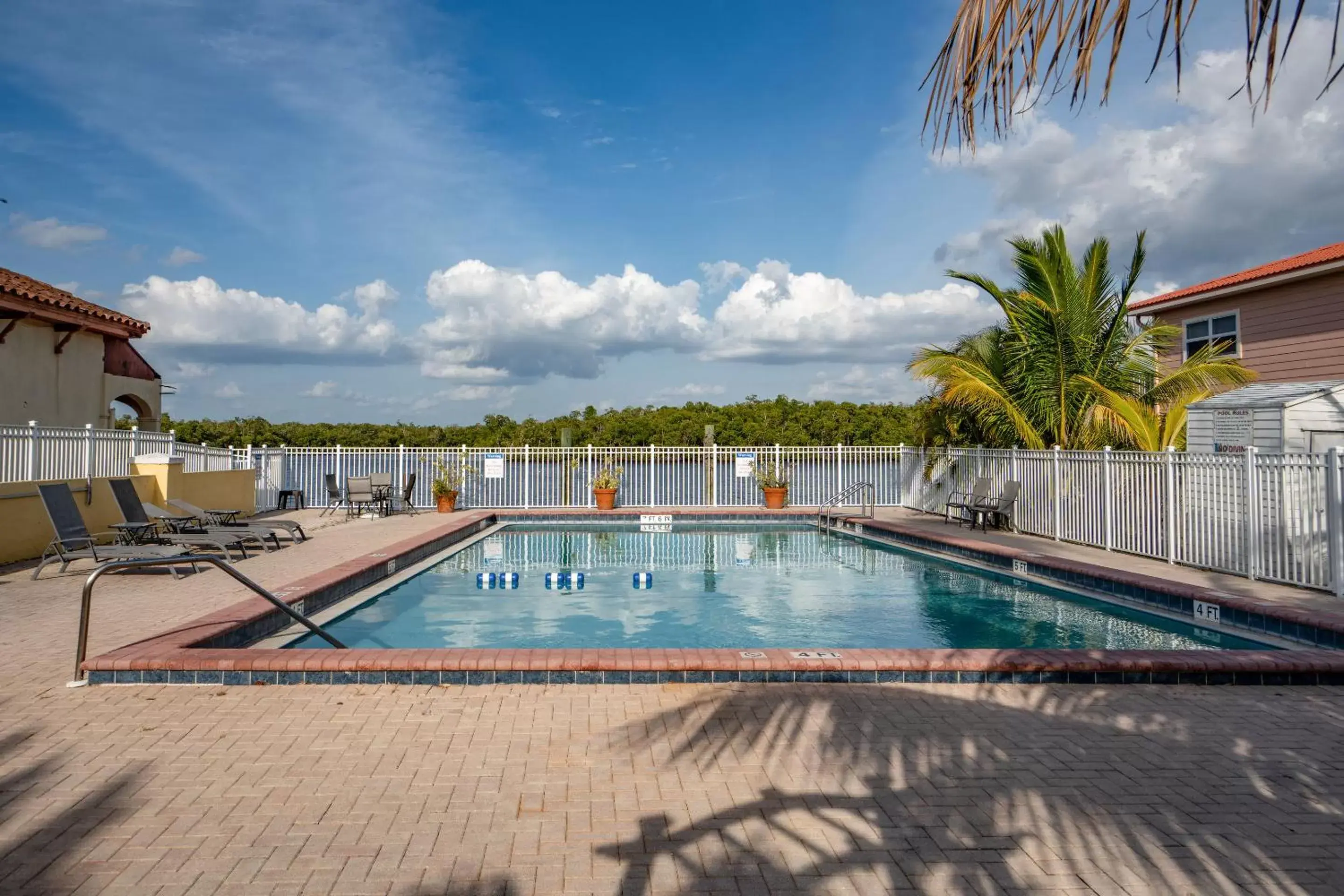 Pool view, Swimming Pool in Captain's Table Hotel by Everglades Adventures