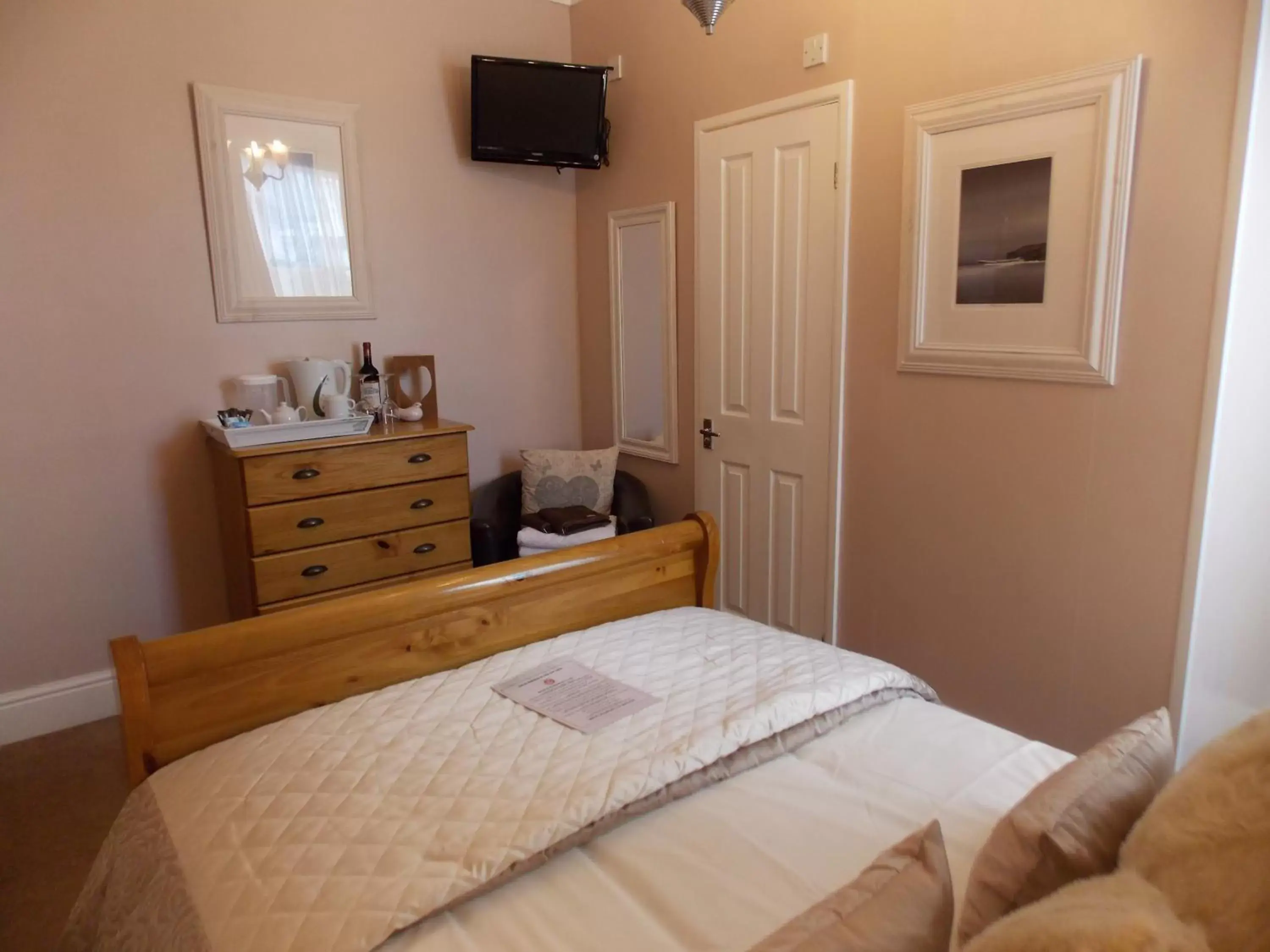 Photo of the whole room, Bed in Chiverton House Guest Accommodation