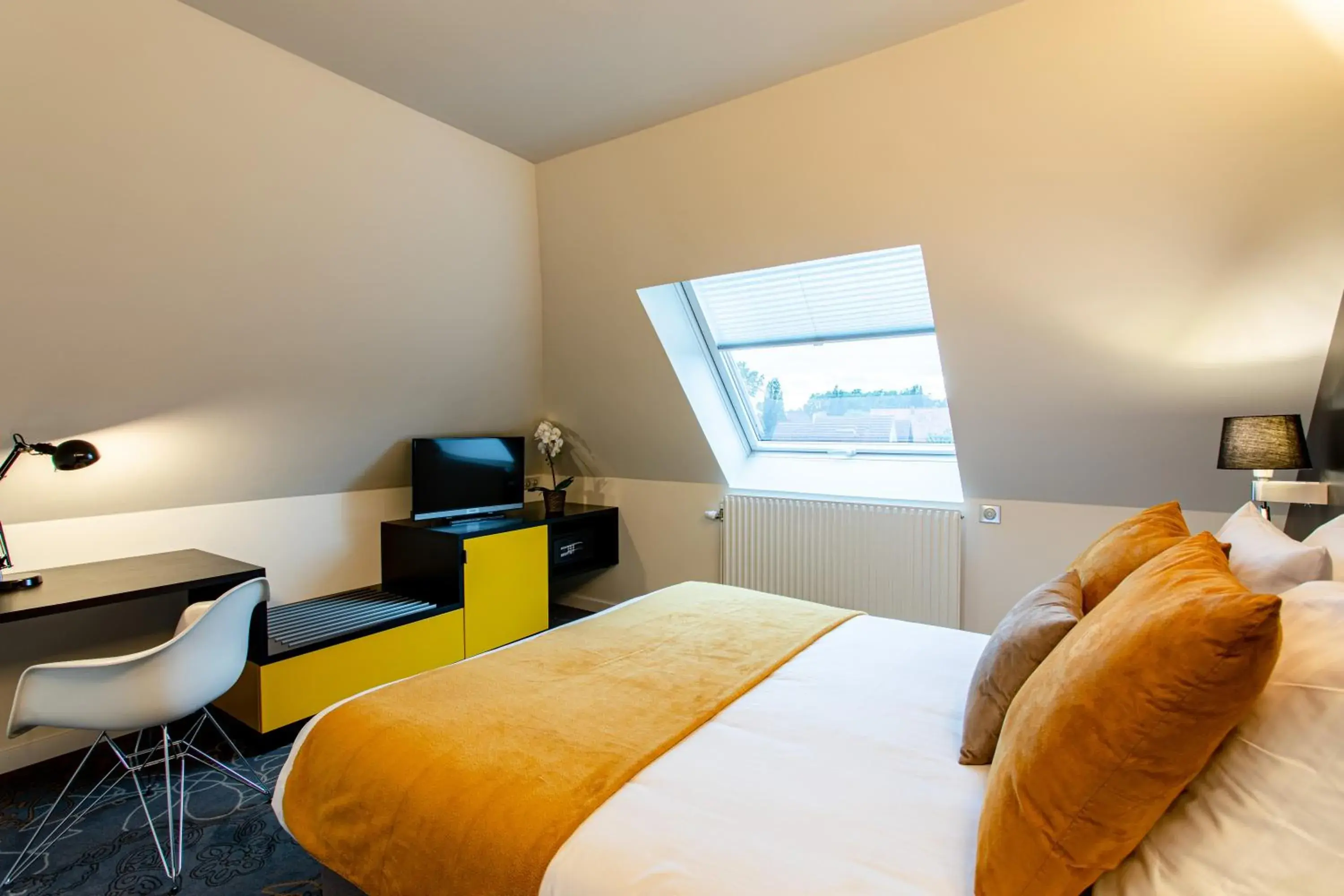 Communal lounge/ TV room, Bed in Europe Haguenau – Hotel & Spa