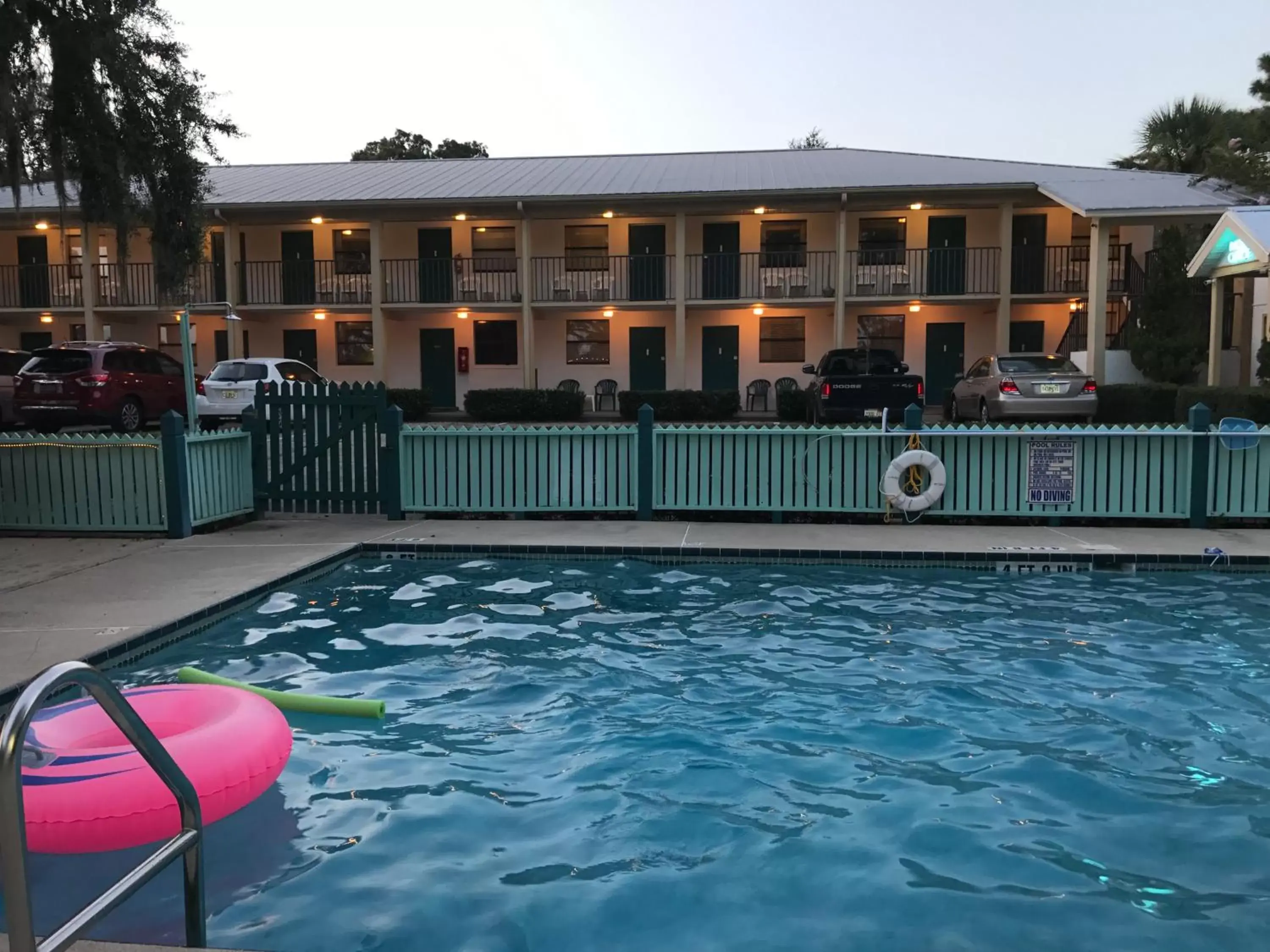 Property building, Swimming Pool in Steinhatchee River Inn and Marina