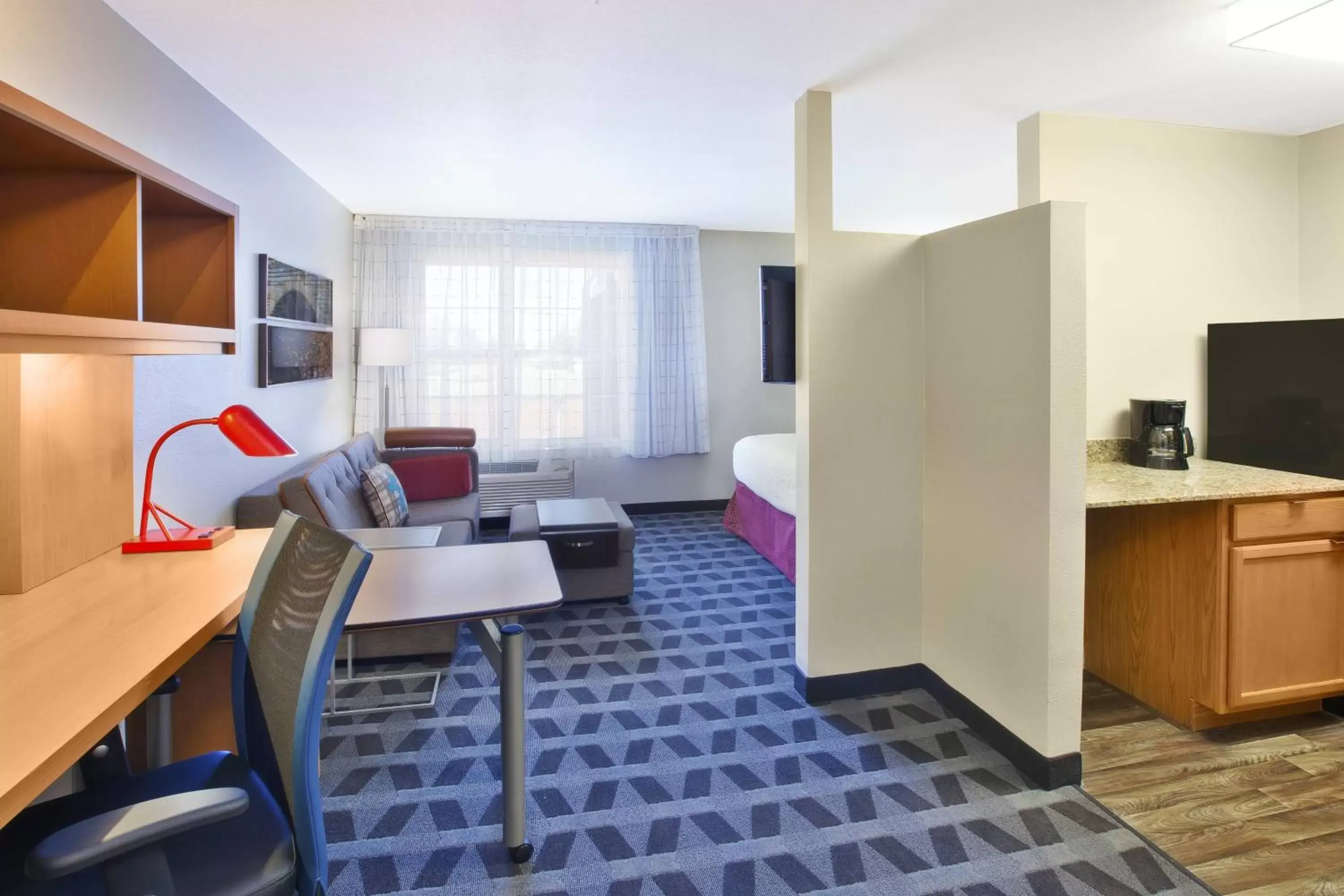 Living room, TV/Entertainment Center in TownePlace Suites Minneapolis-St. Paul Airport/Eagan