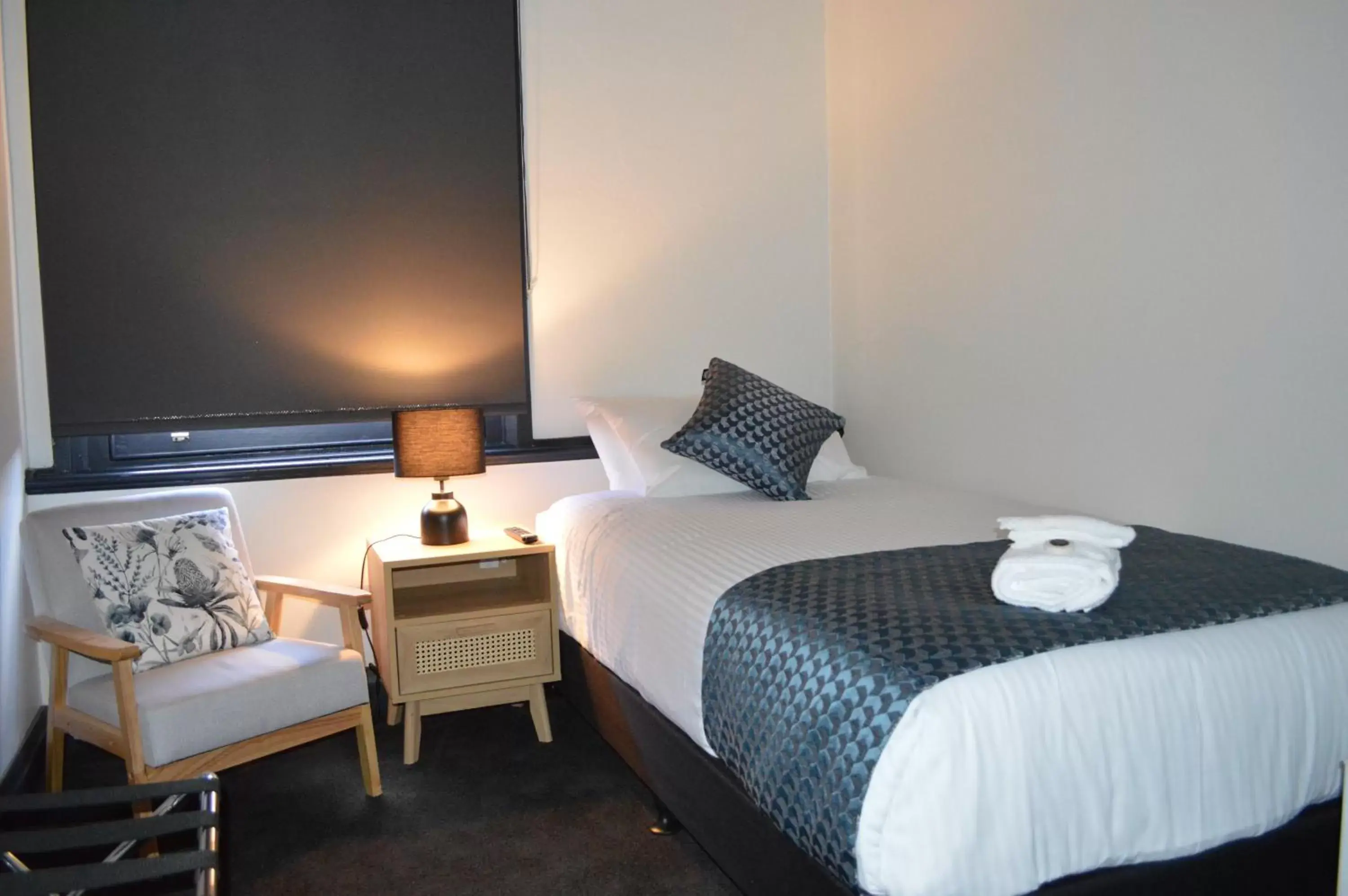 Photo of the whole room, Bed in Romano's Hotel & Suites Wagga Wagga