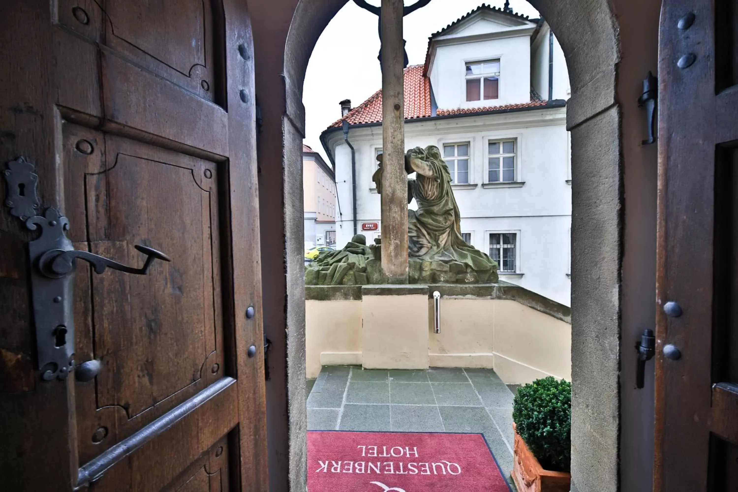 Facade/entrance in Questenberg Hotel