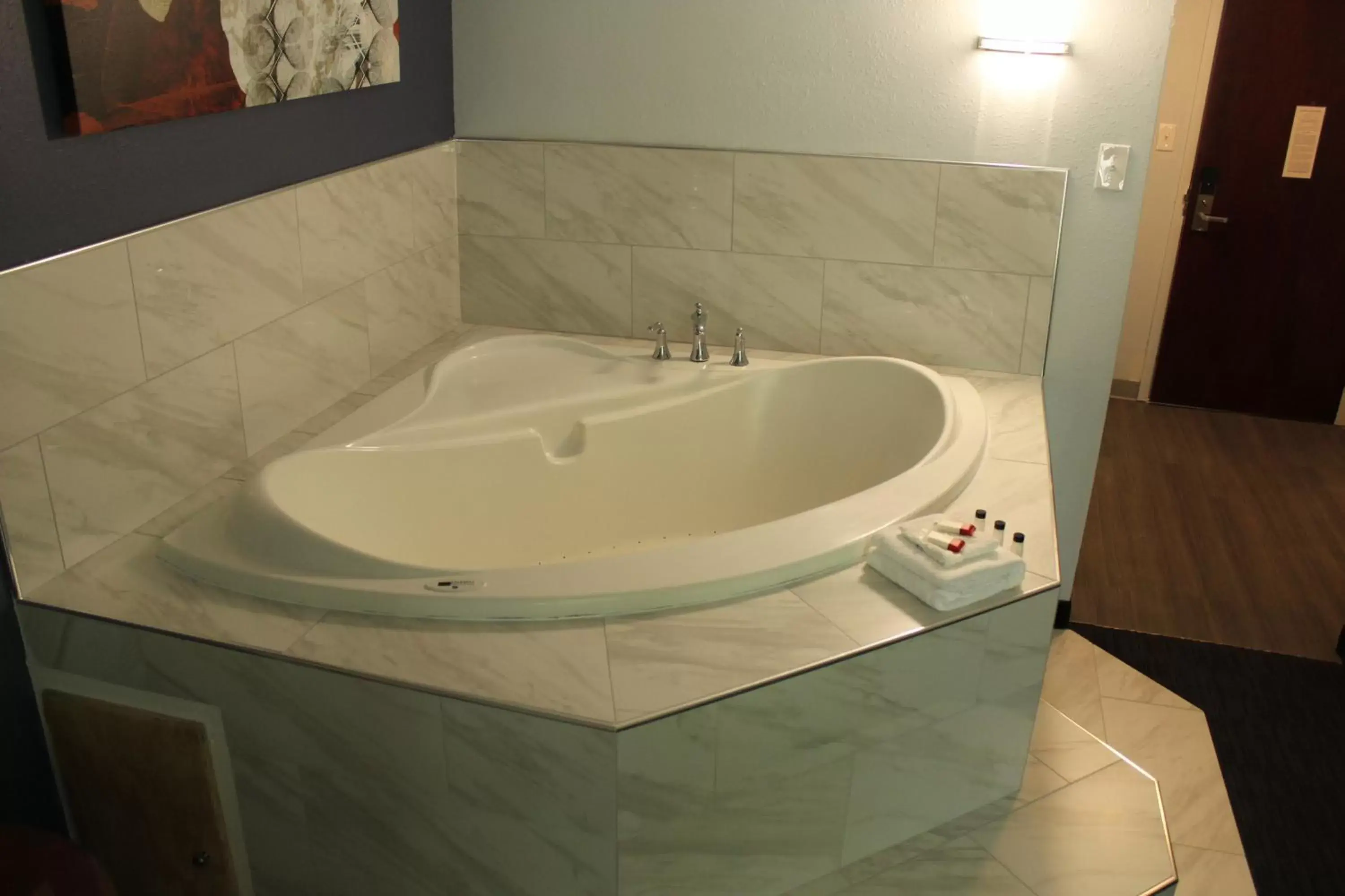 Bath, Bathroom in Travelodge by Wyndham Water's Edge Hotel - Racine