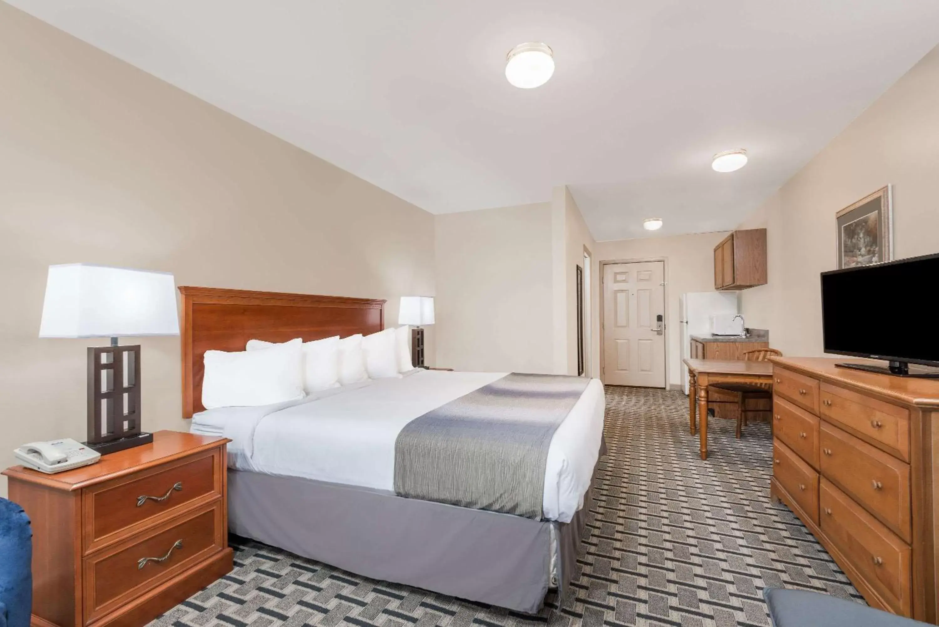 Photo of the whole room, Bed in Days Inn & Suites by Wyndham Sellersburg