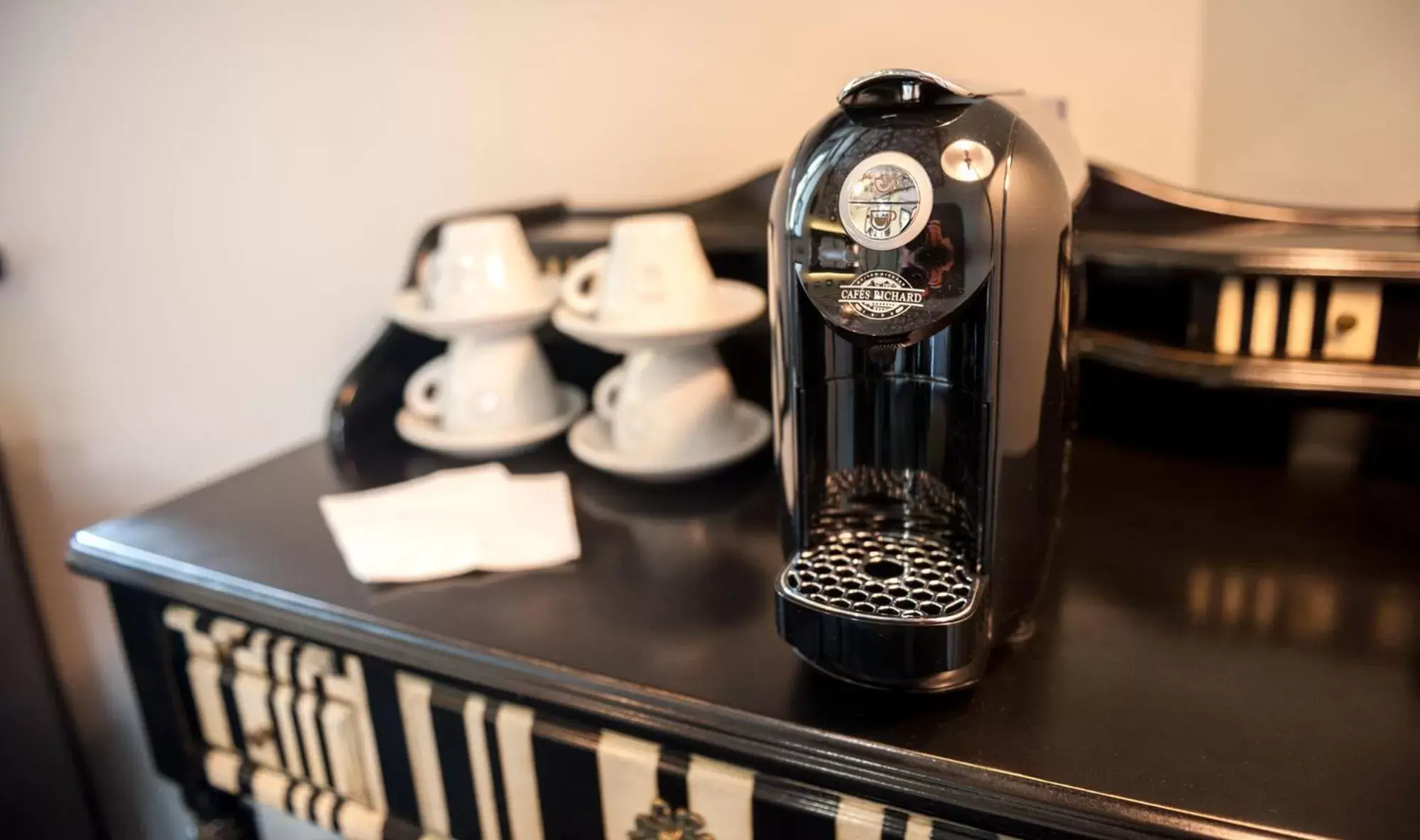 Coffee/tea facilities in Le Pavillon du Golf d'Arras