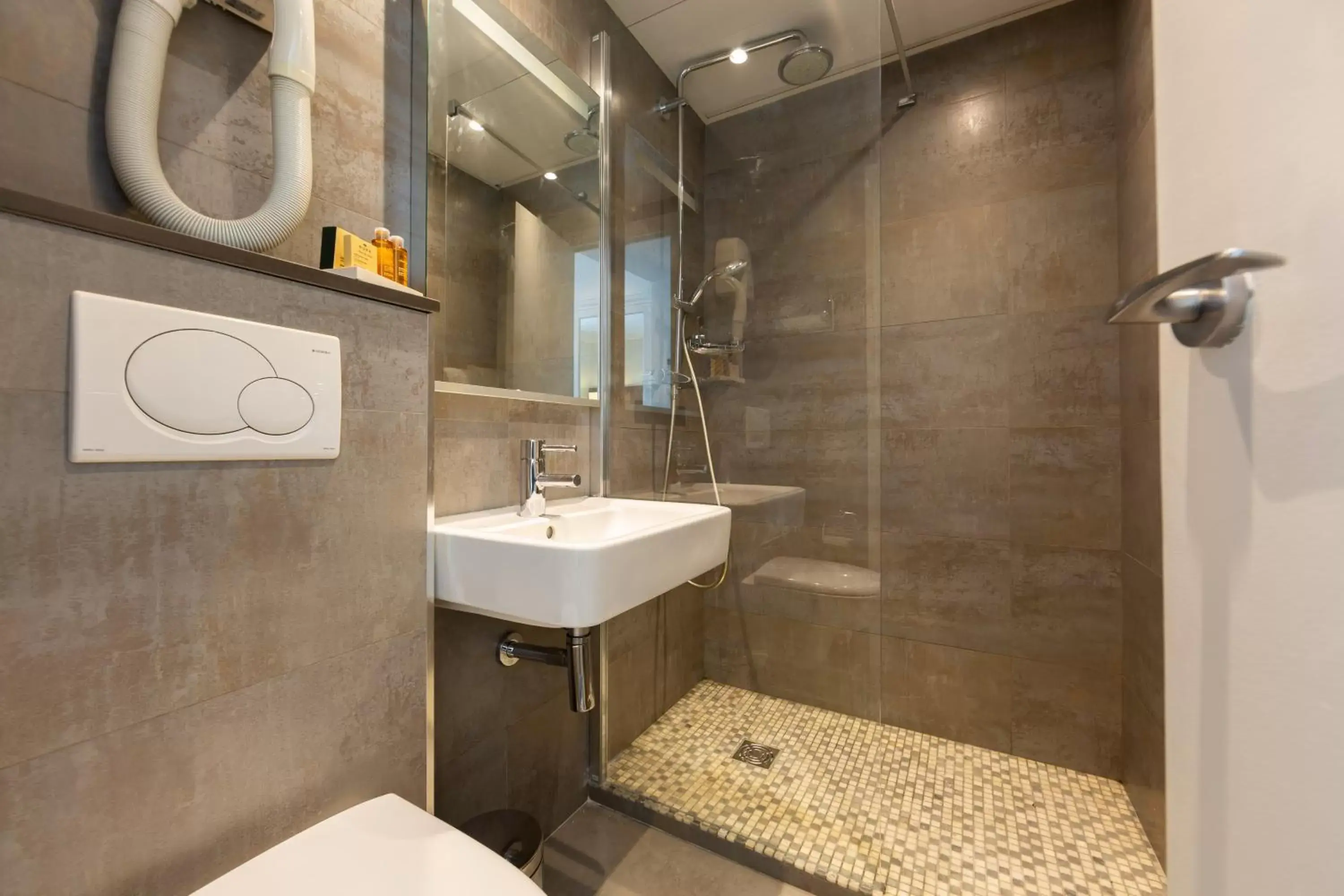 Bathroom in Hôtel 15 Montparnasse