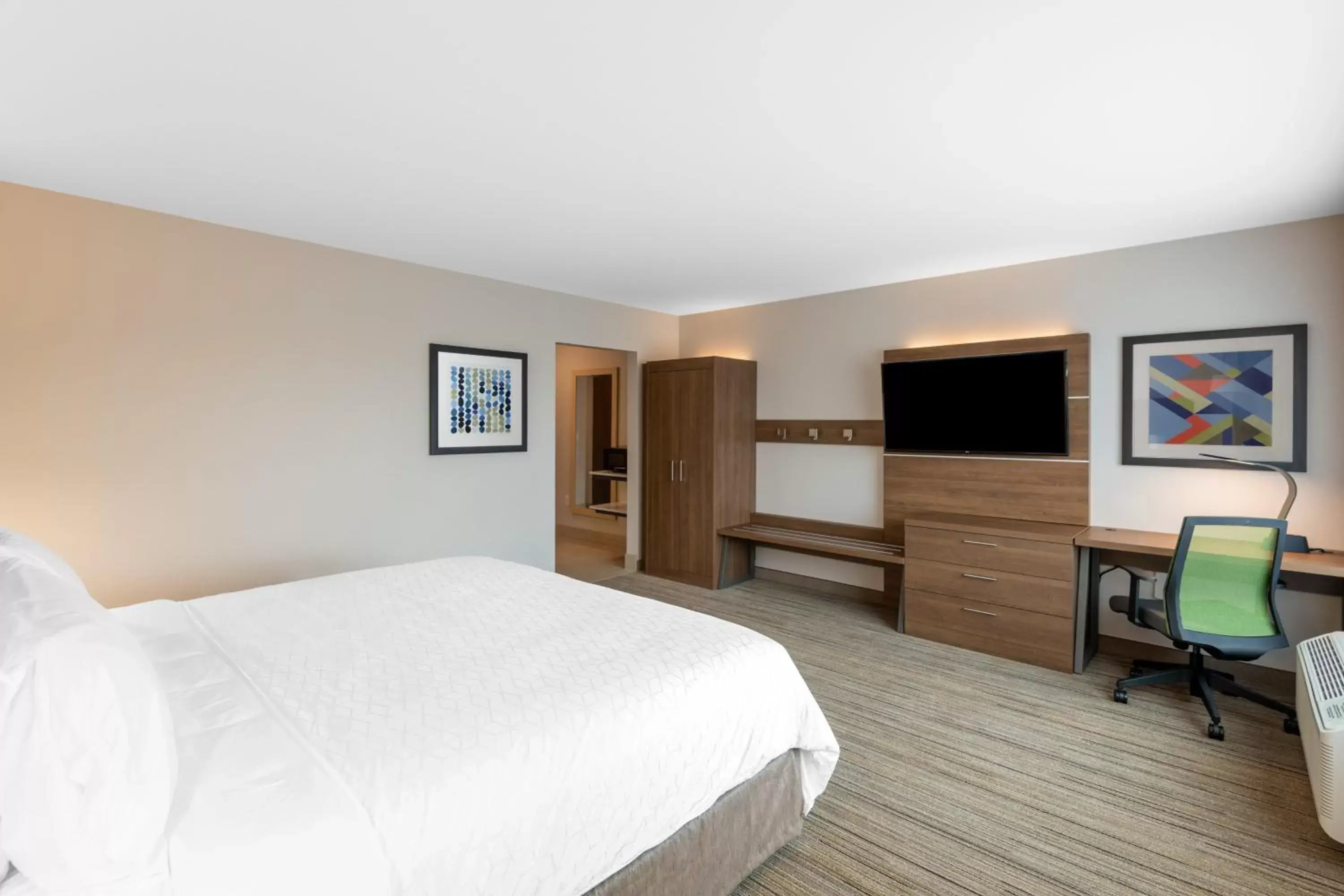 Photo of the whole room, Bed in Holiday Inn Express & Suites - Phoenix - Airport North, an IHG Hotel