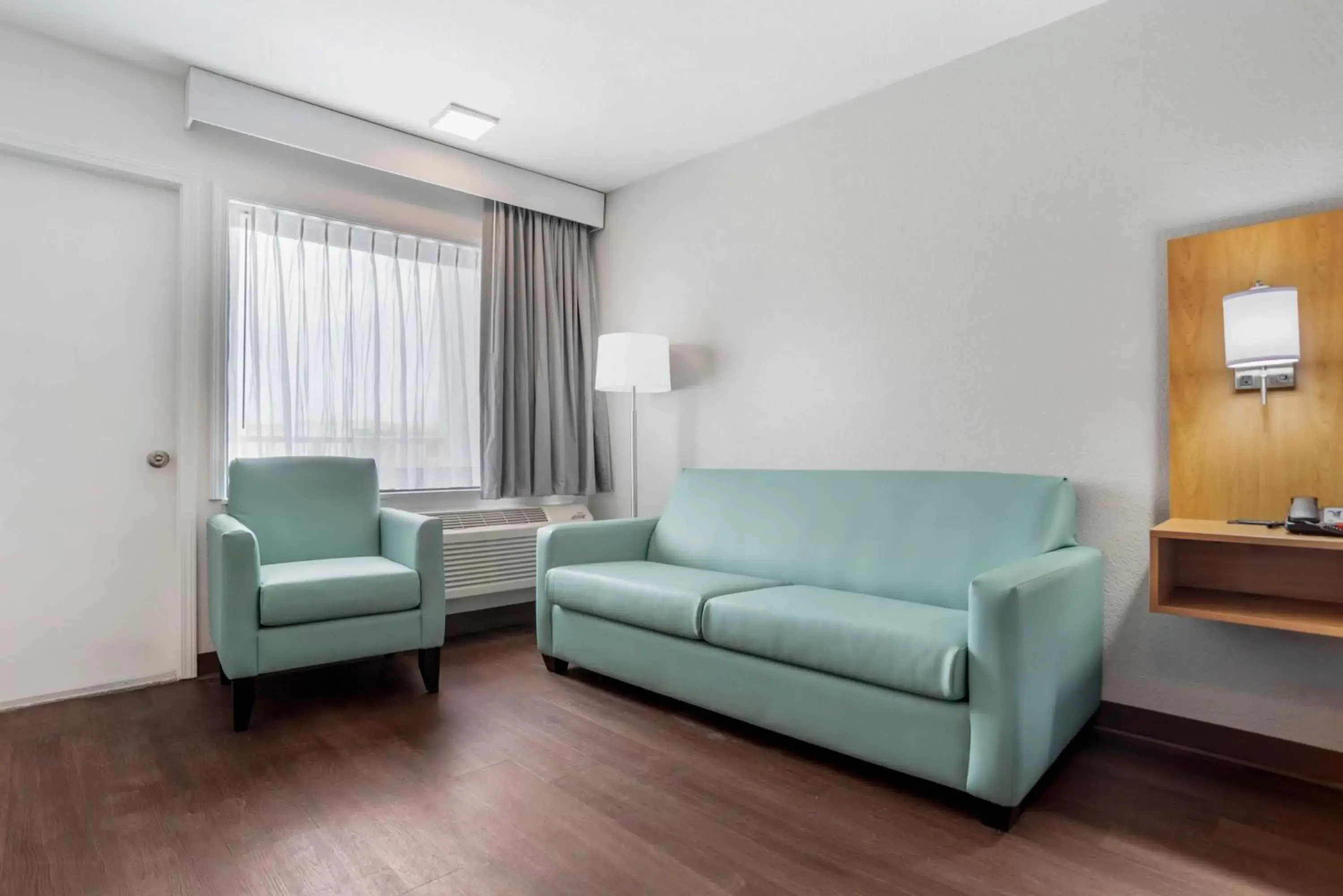 Bedroom, Seating Area in Chateau Beachfront Resort - BW Signature Collection