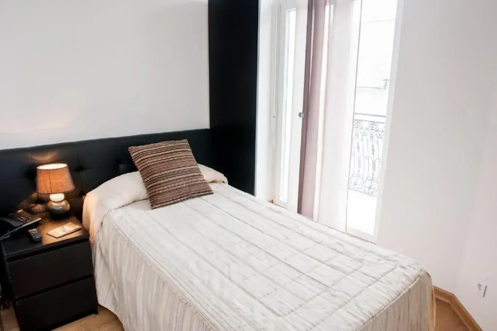 Bedroom, Bed in Hôtel La Source