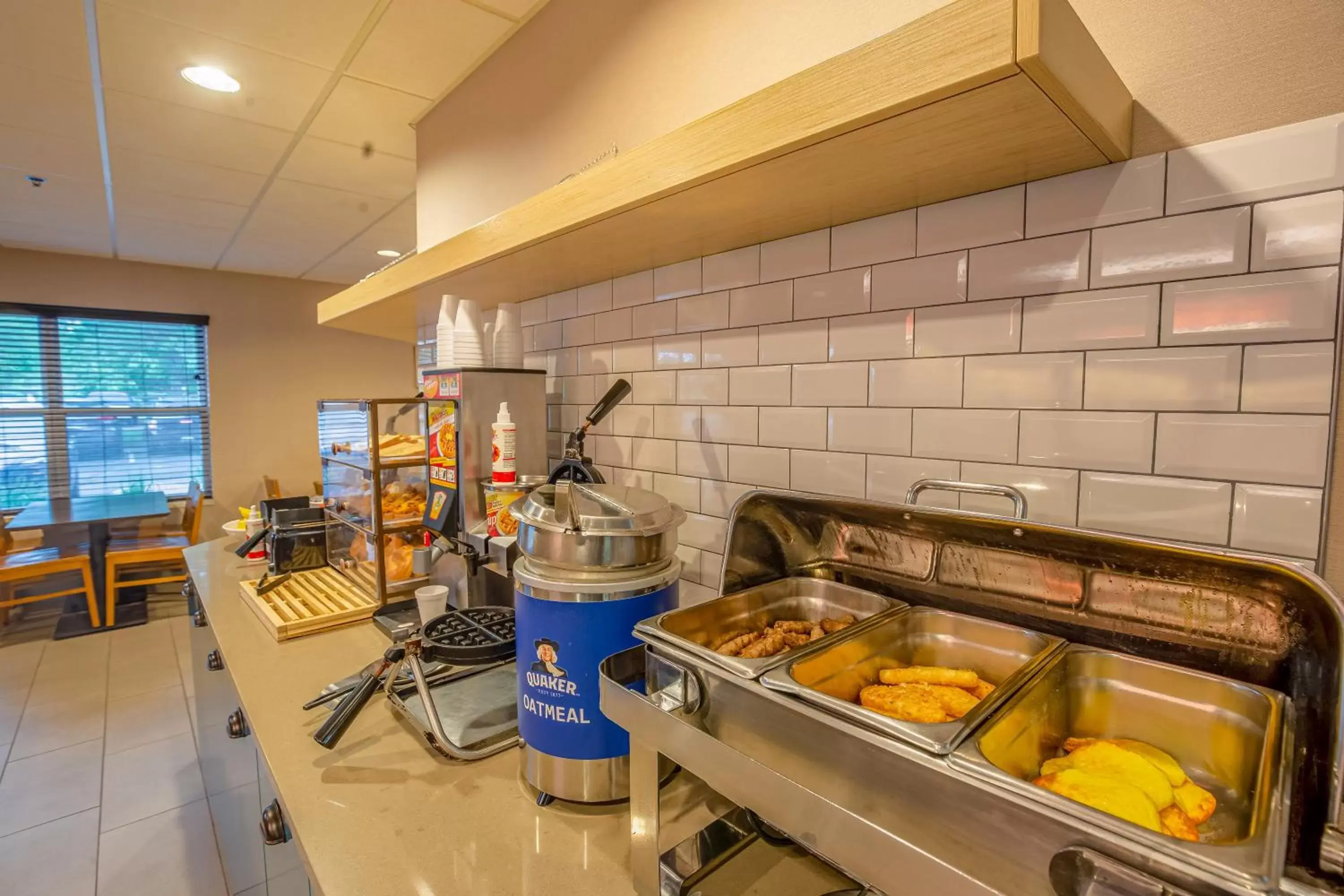 Food and drinks, Kitchen/Kitchenette in Country Inn & Suites by Radisson, Crystal Lake, IL