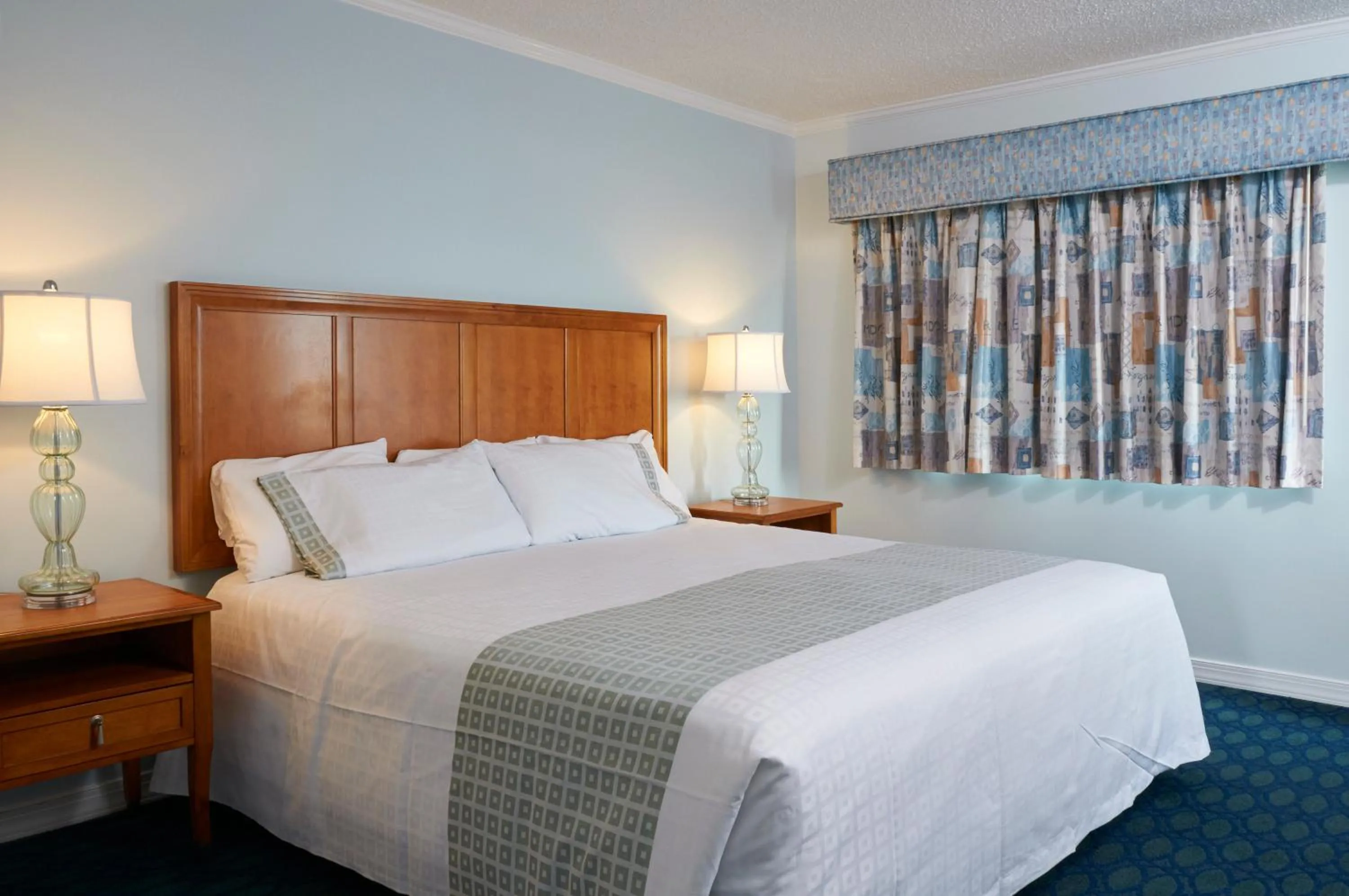 Bedroom, Bed in Sea Crest Inn